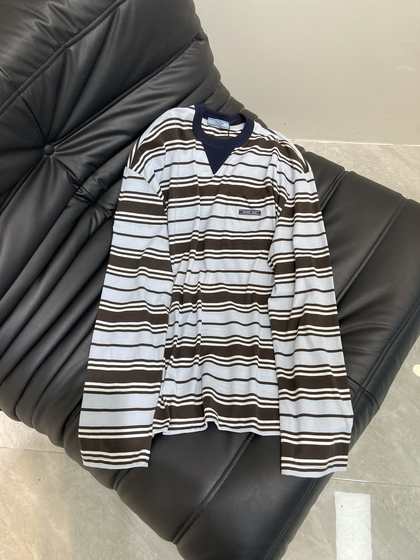 NO:436380,Prad* 25 Spring and Summer New Mint Chocolate Striped Long Sleeve Round Neck T-shirt | Exclusive high-end production!  Super high-end color matching, loose style for couples, simple and high-end, not picky about the upper body, chest pocket and label design, workmanship quality depends on details. SML, prada, tees, t-shirt, alexander wang19860909Prad* 25春夏新款薄荷巧克力条纹长袖圆领T恤丨独家高版出品！超级高级的配色搭配 宽松版型可情侣款穿搭 简约又高级 不挑人上身 胸口口袋与贴标设计 做工品质看细节.SML,,prada,tees，t-shirt,alexander wang,Women's clothing