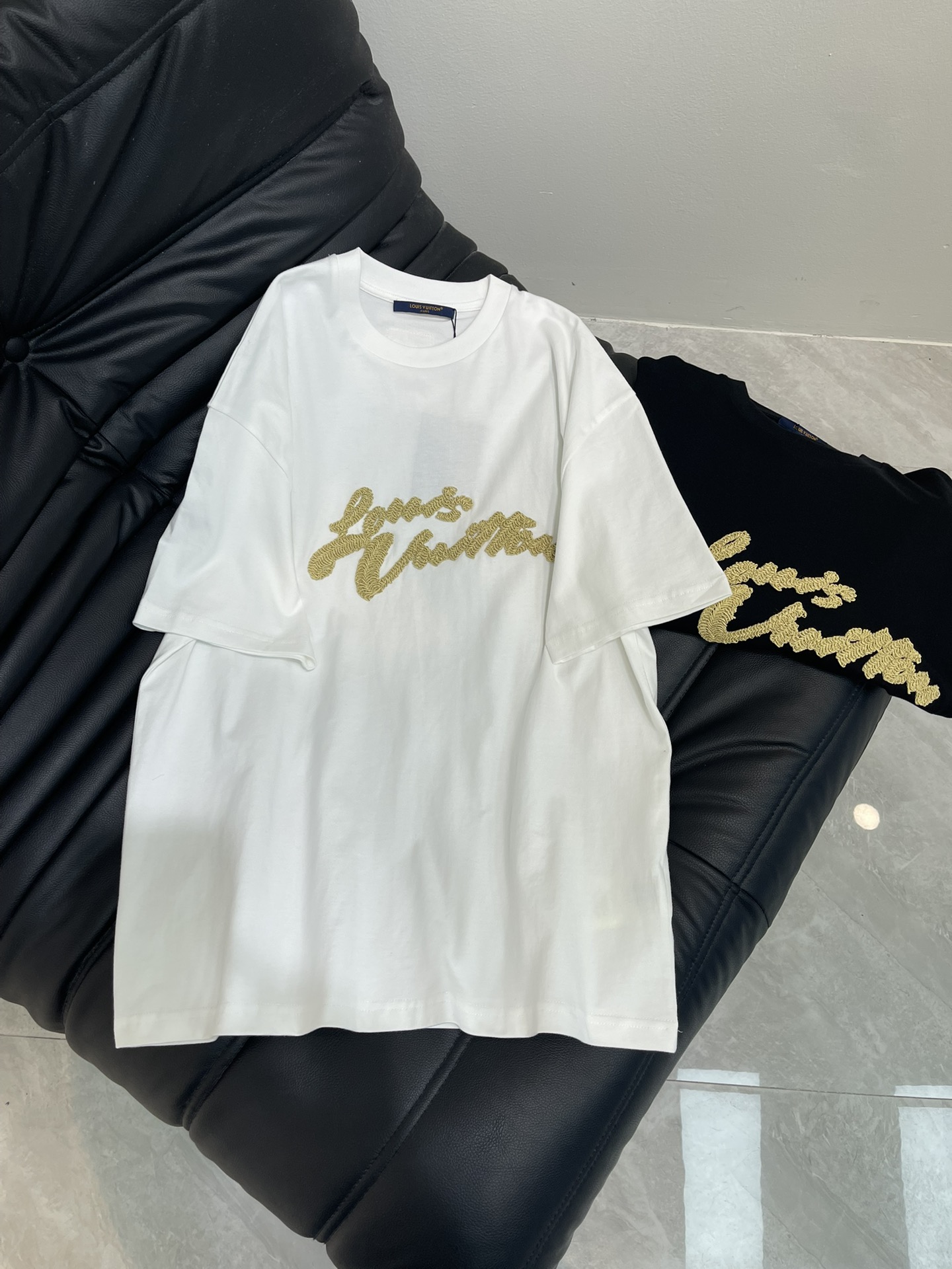 NO:436398,Louis Vuitto*25 spring and summer new round neck embroidered woven three-dimensional short-sleeved T-shirt custom YB native cotton material breathable and comfortable, full texture Loose silhouette short-sleeved T-shirt cut highlights the brand style Made of gram-weight pure cotton slightly elastic, giving a slim visual effect The front center is decorated with three-dimensional woven letter logo to highlight the high-end style The inner wear is brilliant and fashionable, the same style as men and women SML,,louis vuitton, T-shirt,tees, t-shirt,alexander wang19860909Louis Vuitto*25春夏新款圆领刺绣编织立体短袖T恤 定制YB原生全棉材质 透气舒适 质感十足 宽松廓形短袖T恤裁剪 凸显品牌格调 采用克重纯棉制成 略带有弹力 呈现显瘦视觉效果 正面居中用立体编织感字母标识装饰 彰显高级格调 单穿内搭都出彩时髦 男女同款 SML,,louis vuitton,T-shirt,tees，t-shirt,alexander wang,Women's clothing