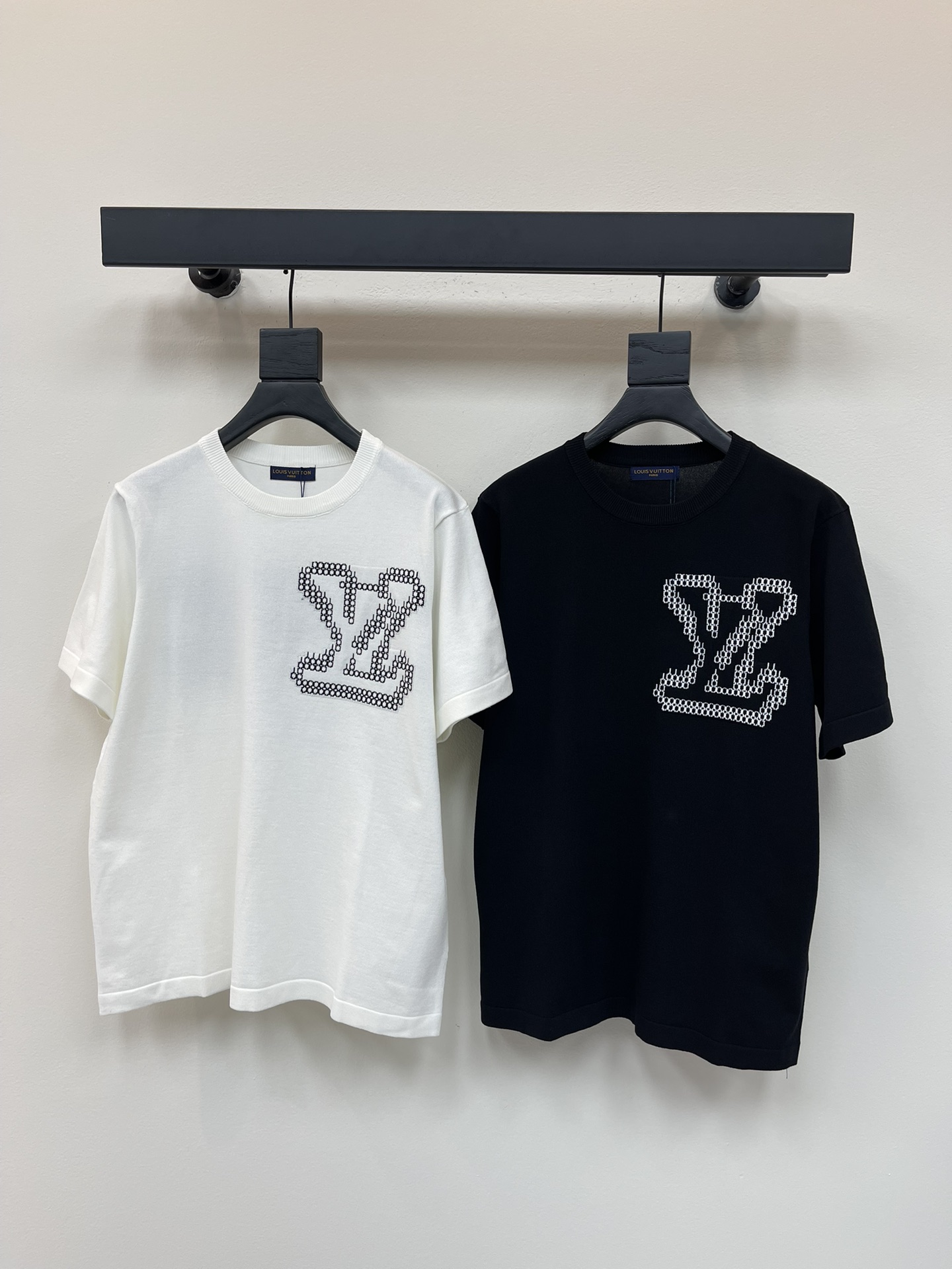 NO:436392,Louis Vuitto*25 new round neck letter knitted short-sleeved top Customized YB cotton yarn woven breathable and comfortable texture Loose shoulder short-sleeved T-shirt cut highlights the brand's style Made of gram-weight pure cotton with a slight elasticity Presents a slim visual effect Black and white colors available One shoulder embellishes the iconic crochet letter logo pattern Mosaic fonts make the brand's own fashion sense immediately Create a fashionable style at will Create a fashionable and fashionable style SML,,louis vuitton, T-shirt,tees, t-shirt,alexander wang19860909Louis Vuitto*25新款圆领字母针织短袖上衣 定制YB全棉纱线织造 透气舒适 质感十足 宽松落肩短袖T恤裁剪 凸显品牌格调 采用克重纯棉制成 略带有弹力 呈现显瘦视觉效果 黑白两色可选 单肩点缀标志性钩花字母徽标图案 马赛克字体更显质感 品牌自带的时尚感立现 随心打造潮流时髦风格 单穿内搭都出彩时髦 SML,,louis vuitton,T-shirt,tees，t-shirt,alexander wang,Women's clothing