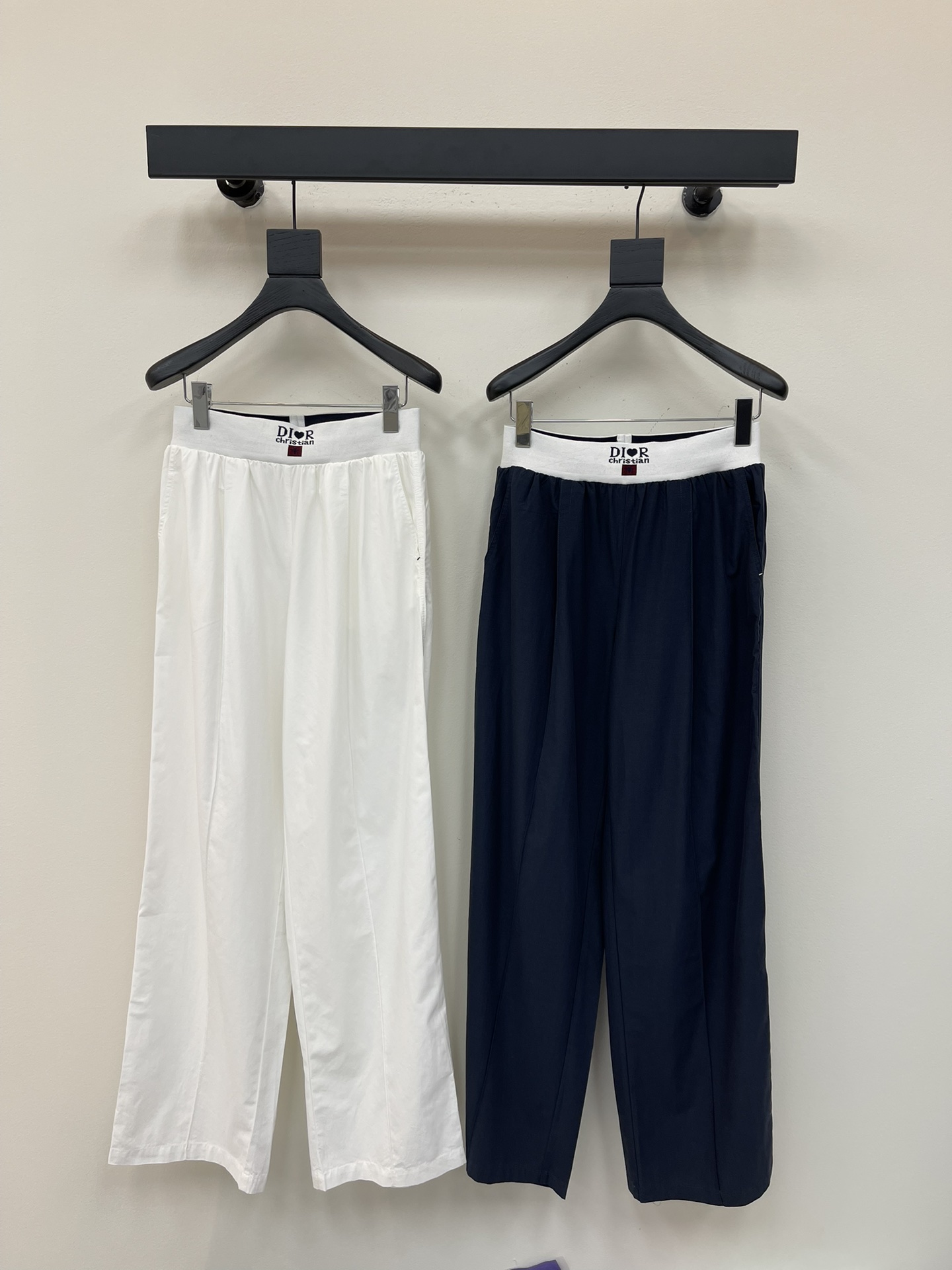 NO:436395,Dio*25 new webbing wide-leg trousers, customized YB Tiansi cotton material, smooth texture, breathable and comfortable outfit, elastic wide-leg trousers cut, symmetrical pockets with central axis outline, visually elongated leg lines, elastic logo webbing at waist, fabric collision with letter logo, high-end and durable, create highlights, highlight brand style, modify leg shape, beautify body proportions, first choice for summer outfits, casual matching, fashionable and relaxed SML,,dior,alexander wang19860909Dio*25新款织带阔腿长裤 定制YB天丝棉材质 质感垂顺 穿搭透气舒适 弹力阔腿长裤裁剪 对称口袋配合中轴线轮廓 视觉拉长腿部线条 腰间弹力徽标织带 面料碰撞配合字母徽标 高级耐看 打造亮点 凸显品牌格调 修饰腿型 美化身型比例 夏季穿搭首选 随意搭配 时髦松弛 SML,,dior,alexander wang,Women's clothing