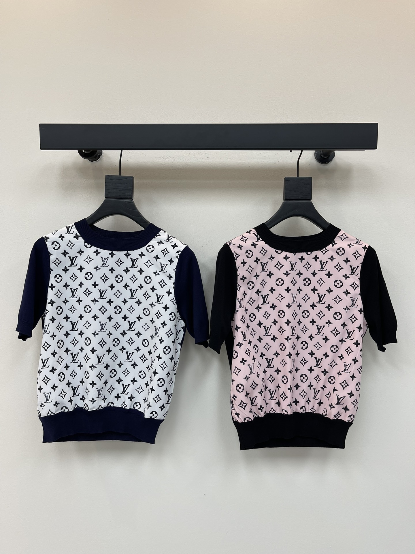 NO:436041,Louis Vuitto*25 new contrasting color spliced ​​logo knitted short sleeves!  Imported elastic twill silk thread spliced ​​knitted fabric is comfortable to wear, round neck knitted short-sleeved tailoring, plain sleeves on both sides, large body four-leaf clover letter logo full print, highlighting the brand personality and highlighting the high-end feeling of outfit!  SML, louis vuitton, T-shirt, alexander wang19860909Louis Vuitto*25新款撞色拼接徽标针织短袖！进口弹力斜纹绸丝拼接针织面料穿着舒适亲肤 圆领针织短袖剪裁 两边袖子素色拼接 大身四叶草字母徽标满印 彰显品牌个性 凸显穿搭高级感！SML,,louis vuitton,T-shirt,alexander wang,Women's clothing