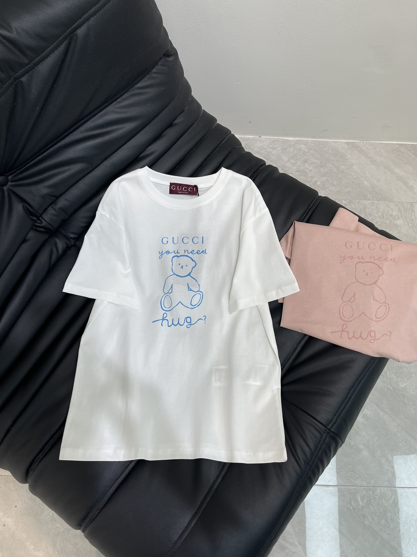 NO:436035,Gucc*25 spring and summer new children's fun printed round neck short-sleeved T-shirt Customized YB native cotton material breathable and comfortable, full texture Slim short-sleeved T-shirt cut highlights the brand style Made of gram-weight pure cotton, full of drape, presents a slim visual effect YB development The whole garment is restored to pink and white. The chest is printed and contrasting to outline the bear doll pattern. Letter logo enhances brand identity. Children's fun cartoon style. Create a personalized style. Reduce age and fashionable. SML, gucci, T-shirt,tees, t-shirt,alexander wang19860909Gucc*25春夏新款童趣印花圆领短袖T恤 定制YB原生全棉材质 透气舒适 质感十足 修身短袖T恤裁剪 凸显品牌格调 采用克重纯棉制成 垂坠感十足 呈现显瘦视觉效果 YB开发 整件成衣还原出粉白两色 胸前利用印花工艺和撞色勾勒出小熊玩偶图案 字母徽标加强品牌标识度 童趣卡通风格 打造个性风格 减龄洋气 单穿内搭都出彩时髦 SML,,gucci,T-shirt,tees，t-shirt,alexander wang,Women's clothing