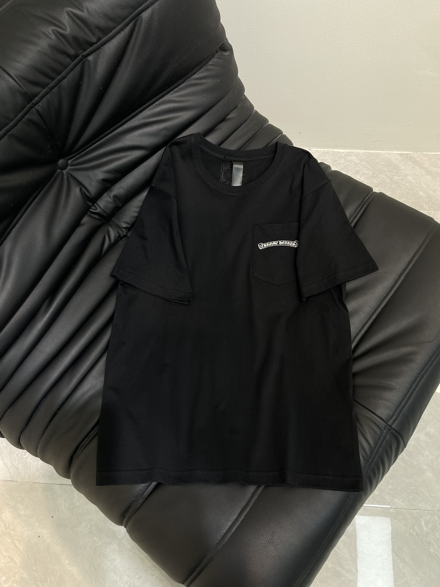 NO:436412,Chrome Heart* 25 Spring and Summer New Sanskrit Print Cross Pocket Round Neck Short Sleeve T-shirt!  All-cotton fabric is made of comfortable and breathable upper body, loose fit, same style for men and women, slim and versatile upper body, easy to match with jeans and shorts, simple and elegant upper body, you can do it every day when going out or commuting to work, it is super stylish~ simple but fashionable~ skin-friendly pure cotton, soft touch, must have fashionable essence~ SML, chrome hearts, chrome hearts, shorts, jeans, T-shirt, tees, t-shirt, alexander wang19860909Chrome Heart*克罗心25春夏新款梵文印花十字架口袋圆领短袖T恤！采用全棉面料,上身舒适透气,宽松版型,男女同款,上身显瘦百搭,随意搭配牛仔裤短裤,上身简约大气,无论是日常出门还是上班通勤都可以,随意搭配都超有范~简约但不失时尚感~亲肤纯棉 触感柔软 时髦精必备～ SML,,chrome hearts,chrome hearts,shorts,jeans,T-shirt,tees，t-shirt,alexander wang,Women's clothing