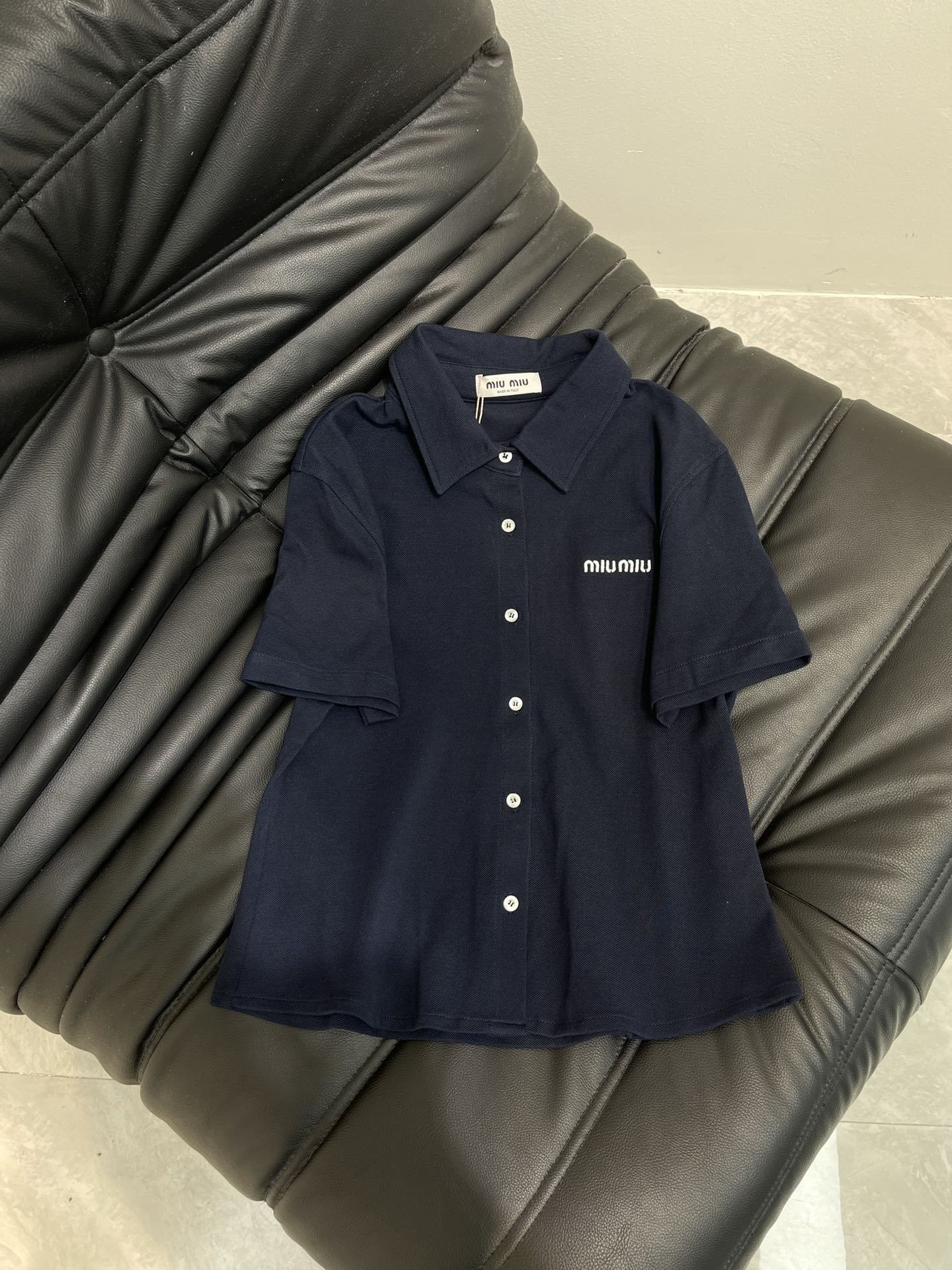 NO:436414,Miumi*25 new bead flooring cotton short-sleeved polo shirt, navy blue bead flooring cotton fabric, brand logo embroidery, Polo neckline, button opening and closing, slim and elastic style, recommended to buy SML,,miumiu, T-shirt,alexander wang19860909Miumi*25新品珠地棉短袖polo衫 藏蓝色珠地棉面料 饰品牌标识刺绣 Polo领口 纽扣开合 修身弹力版型 推荐入手 SML,,miumiu,T-shirt,alexander wang,Women's clothing