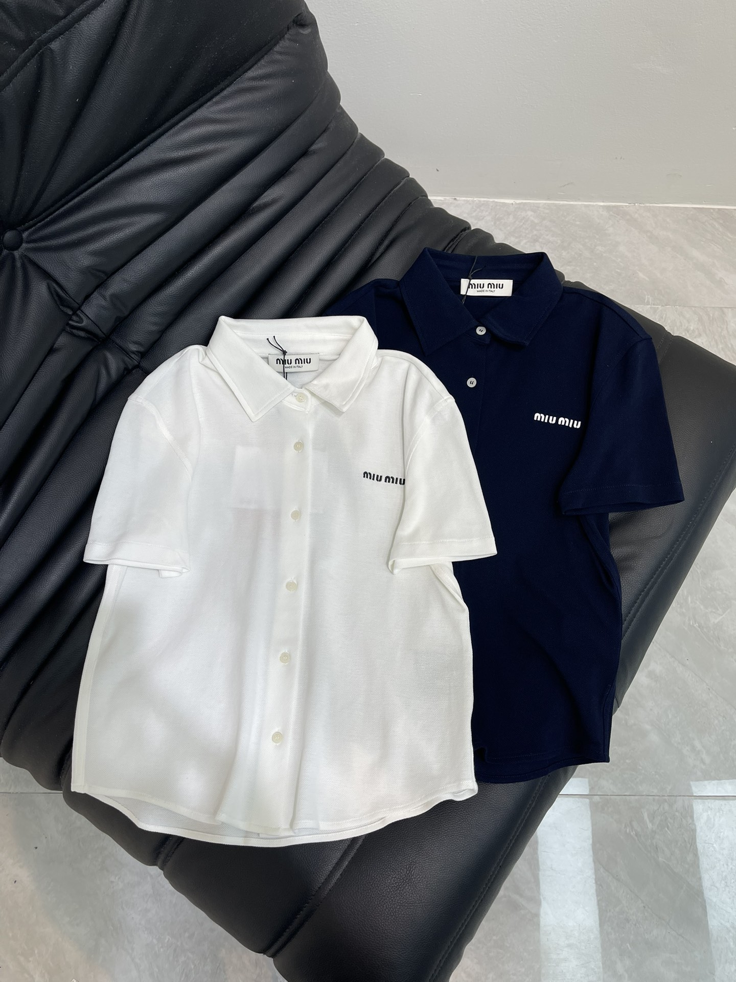 NO:436027,Miumi*25 spring and summer new lapel short-sleeved cardigan custom YB red cotton material with hollowness, moisture-absorbing and breathable lapel short-sleeved top, full-card button treatment, random adjustment of cardigan treatment, ready-to-wear fabric is elastic, outlined curves, modify the body shape, the letter logo on the chest echoes, low-key highlights the brand's personality charm, rich design levels, can be easily used for daily travel or leisure and entertainment, fashionable and relaxed SML,,miumiu,T-shirt,alexander wang19860909Miumi*25春夏新款翻领短袖开衫 定制YB朱地全棉材质 自带空洞 吸湿透气 翻领短袖上衣 全开襟钮扣处理 随意调节作开衫处理 成衣面料弹性十足 勾勒曲线 修饰身形 胸前字母标识呼应 低调彰显了品牌个性魅力 丰富设计层次 穿搭日常出行还是休闲娱乐 都能轻松驾驭 时尚松弛 SML,,miumiu,T-shirt,alexander wang,Women's clothing