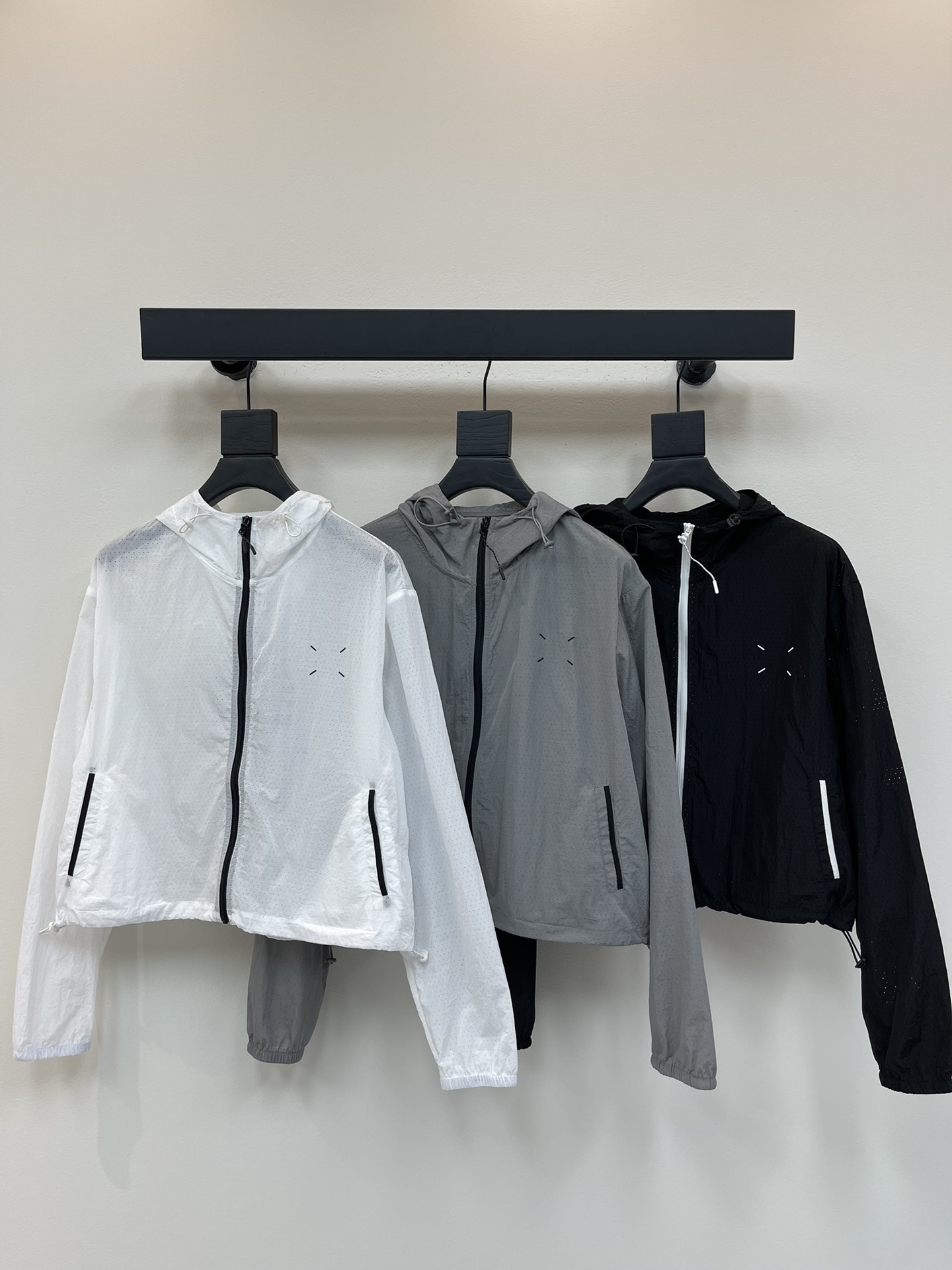 NO:436058,MM6*25 spring and summer new sunscreen jacket, breathable fabric, light and comfortable, minimalist style, French elegant lazy style, casual and fashionable!  The three-dimensional tailoring version can be sweet and salty to reduce the age-reducing girlish style. It is highly recommended to keep your own style!  Imported high-density fabrics have a great silky texture!  Workmanship quality depends on details SML,masion margiela,jackets & coats,alexander wang19860909MM6*25春夏新款防晒外套 透气孔面料 轻盈舒适 极简主义风法式优雅的慵懒风, 休闲又时髦！ 立体剪裁版版型可甜可盐减龄少女风. 强烈推荐自留款！ 进口高密度面料丝滑质感超赞！ 做工品质看细节 SML,,masion margiela,jackets & coats,alexander wang,Women's clothing