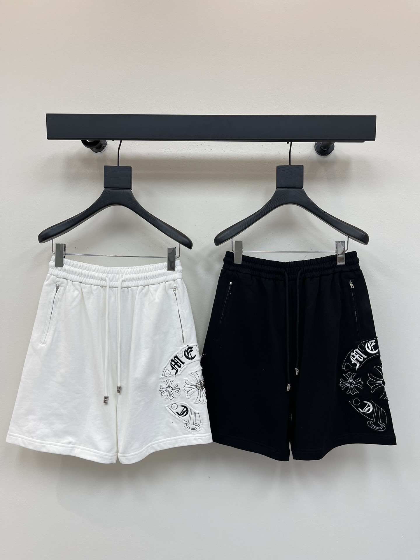 NO:436406,Chrome Hearts* 25 spring and summer new men and women's same casual drawstring shorts, sports and casual pinch pants!  Pure cotton washing and old-fashioned process, it is breathable and skin-friendly and comfortable to wear, and the style has a very three-dimensional effect, beautiful colors, eye-catching and fashionable!  The unique patterns will definitely make you stand out in the crowd!  The casual and loose five-point pants cutout + elastic drawstring waist design, the upper body effect is age-reducing and versatile, and it can be easily used for daily casual outfits for both men and women!  S-XL, chrome hearts, chrome hearts, shorts, alexander wang19860909Chrome Hearts*克罗心25春夏新款男女同款休闲抽绳短裤,运动休闲五分裤！纯棉水洗做旧工艺,贴身穿着透气亲肤舒适,版型非常具有立体效果色彩靓丽、吸睛时髦度爆棚！与众不同的图案绝对可以让你在人群中出彩万分！休闲宽松的五分裤版型裁剪+松紧抽绳裤腰设计,上身效果减龄又百搭,轻松Get起日常休闲穿搭,男女皆可轻松驾驭！S-XL,,chrome hearts,chrome hearts,shorts,alexander wang,Women's clothing