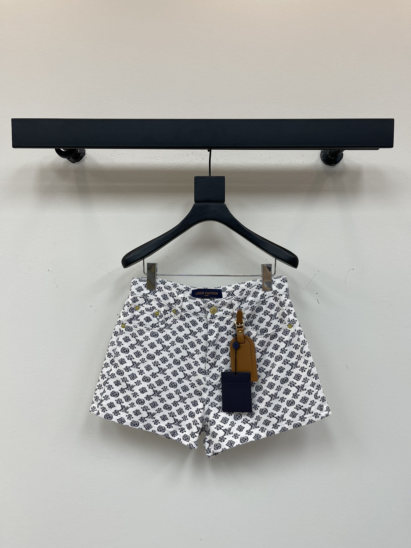 NO:436407,Louis Vuitto*25 new full-print pendant shorts Customized YB imported twill cotton material, crisp and comfortable Full-print iconic four-leaf clover letter logo pattern highlights the brand Engraved leather embellishment decoration Add a sense of styling texture development Facial accessories High waist straight-leg shorts Outfits are brilliant and fashionable SML,,louis vuitton, shorts,alexander wang19860909Louis Vuitto*25新款满印挂件短裤 定制YB进口斜纹棉材质 挺括舒适 满印标志性四叶草字母徽标图案 彰显品牌 刻印皮标点缀装饰 增添造型层次感 面辅料开发 高腰直筒短裤 随意穿搭出彩时髦 SML,,louis vuitton,shorts,alexander wang,Women's clothing