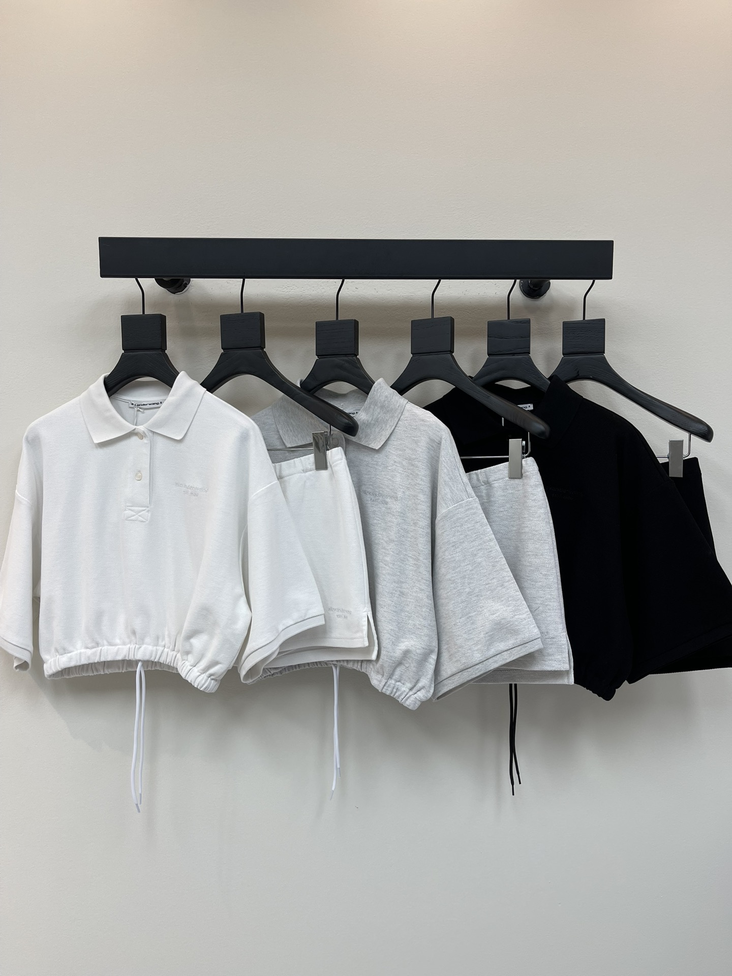 NO:436037,Top Skirt @* Dawang 25 new bead flooring polo shirt + mini skirt Made of soft bead flooring fabric embroidery Drawstring elastic hem Short waist-hugging style to modify the figure Polo neckline Button closure Fabric shorts lining Elastic elastic waist silhouette hem Recommended set White/Gray/Black SML,,alexander wang,skirts,shorts,alexander wang19860909上衣 半裙@* 大王25新品珠地棉polo衫＋迷你半裙 采用柔软珠地棉面料制作 饰有品牌标识刺绣 抽绳松紧下摆 短款收腰版型修饰身材 polo领口 纽扣开合 同面料短裤内衬 松紧弹力腰围 廓形下摆 推荐一套入 白色/灰色/黑色 SML,,alexander wang,skirts,shorts,alexander wang,Women's clothing