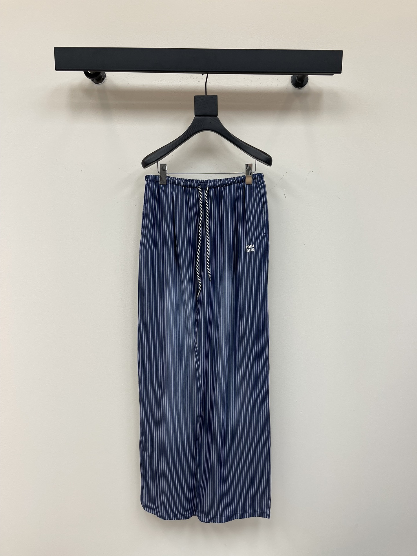 NO:436036,Miumi*25 new striped drawstring trousers customized YB imported tinsel material, soft texture, smooth and comfortable, elastic drawstring wide-leg trousers design, enzyme washing process, natural whitening effect on blue denim knees, combined with vertically distributed white striped patterns, more summer refreshing, neat tailoring details show the texture of the big brand, drawstring adjustment and letter logo, add practicality, add slack and fashionable, everyday commuting, advanced without losing trend, SML,,miumiu,alexander wang19860909Miumi*25新款条纹抽绳长裤 定制YB进口天丝材质 质感柔软 垂顺舒适 弹力抽绳阔腿长裤设计 酵素水洗工艺 通体牛仔蓝膝盖处自然磨白效果 配合竖状分布的白色条纹图案 更显夏日清爽感 利落剪裁细节彰显大牌质感 抽绳调节和字母徽标 增加实用性的同时 增添松弛时尚感 日常通勤都 高级而不失潮流 SML,,miumiu,alexander wang,Women's clothing