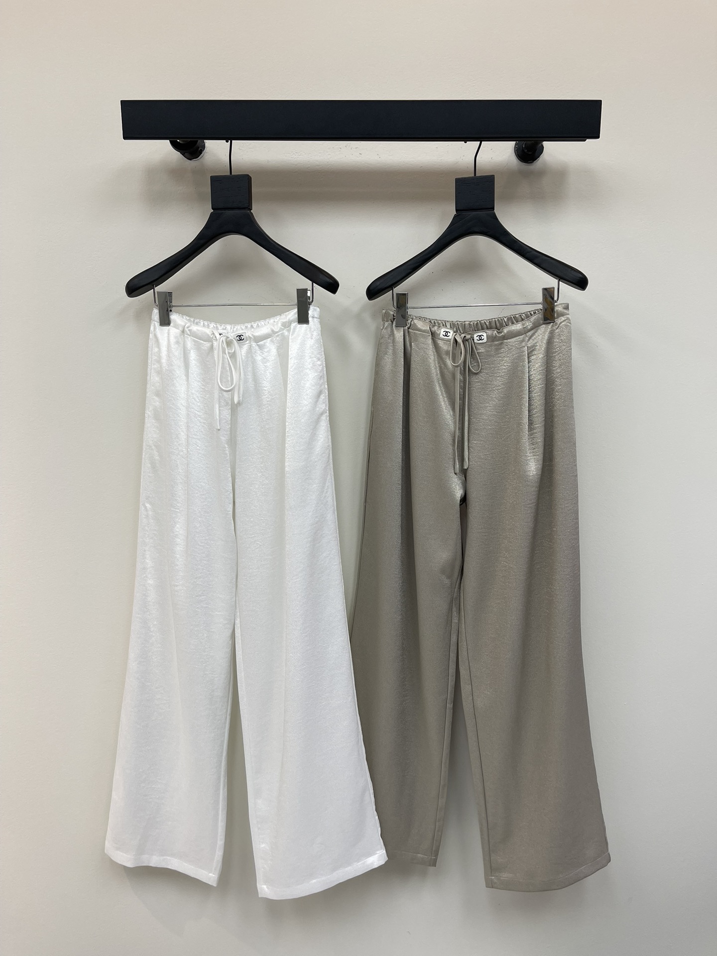 NO:436033,Chane*25 new plain color versatile drawstring trousers Customized YB imported acetic acid material, textured luster, smooth and comfortable Loose drawstring wide-leg trousers design, two light colors all over the body, versatile and unpicked style, full of old money, neat tailoring details show the texture of the big brand, drawstring adjustment and symmetrical pleats, increase the effect of leg modification, add slack and fashionable feeling, everyday commuting, decorate the double C logo at the drawstring, high-end without losing the brand style SML, chanel, alexander wang19860909Chane*25新款素色百搭抽绳长裤 定制YB进口醋酸材质 质感光泽 垂顺舒适 宽松抽绳阔腿长裤设计 通体两款浅色系 百搭不挑风格 老钱感满满 利落剪裁细节彰显大牌质感 抽绳调节和对称压褶 增加腿部修饰作用的同时 增添松弛时尚感 日常通勤都 抽绳处装饰双C徽标 高级而不失品牌格调 SML,,chanel,alexander wang,Women's clothing