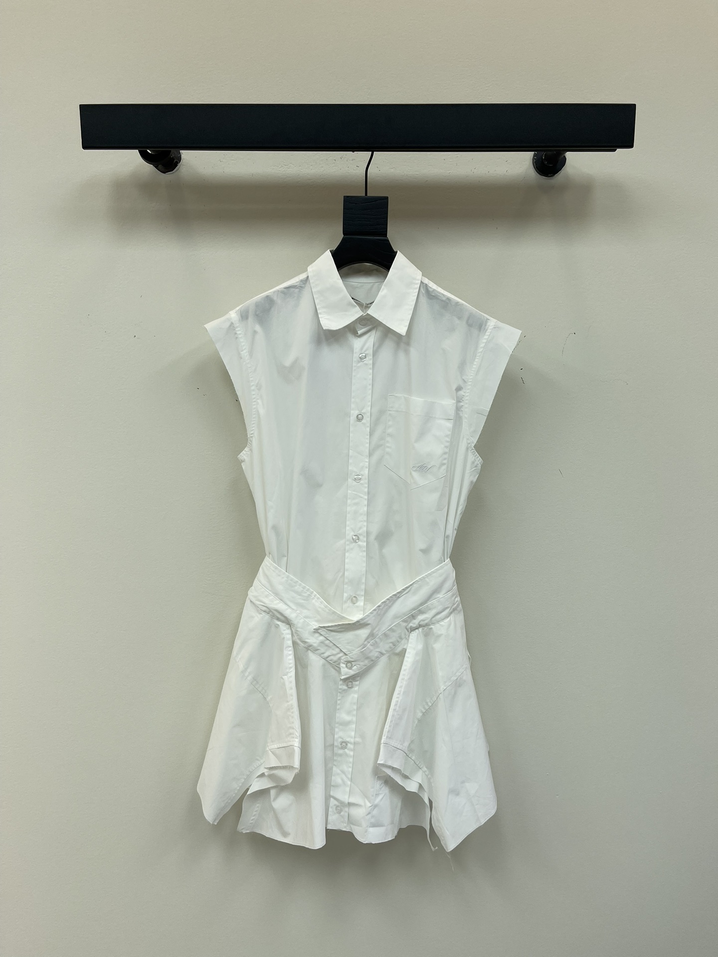 NO:436394,Alexander Wan*25 new product deconstructed irregular splicing cotton poplin shirt skirt!  The cool style is very fashionable. The cloth is delicate, crisp and stylish. It is comfortable to wear and classy. The classic black and white colors are not picky at all. The super design-oriented skirt cut is made of innovative combination of two shirts. The lapel sleeveless cool design is designed. The waist is spliced ​​from the shirt collar to the waist seal style. The hollow spliced ​​pleats are fluttering. The skirt corners are fluttering. The three-dimensional and contour sense are nothing to say. The whole style is really fashionable. The details of the chest pocket embroidery are too heavy-duty. The style is high and slim. The shape is also very high-end. One piece is enough to be highlighted when you go out. The king is a must-have for sweet and cool girls!  SML, alexander wang, skirts, shirts, alexander wang19860909Alexander Wan*25新品解构风不规则拼接棉府绸衬衫裙！酷飒系时髦感爆棚布面细腻挺括有型,穿着舒适显档次,经典黑白双色完全不会挑人,超级有设计感的裙形裁剪,整体由两件衬衫创新组合而成,翻领无袖清凉设计,腰身由衬衫领拼接成腰封样式,镂空拼接裥褶,裙角飘飘,立体感和轮廓感没话说,整个样式真的太时髦了,胸前口袋刺绣一整件的细节太重工啦,版型显高显瘦,造型也很高级,出门一件足够有亮点了,大王甜酷女孩必备！SML,,alexander wang,skirts,shirts,alexander wang,Women's clothing