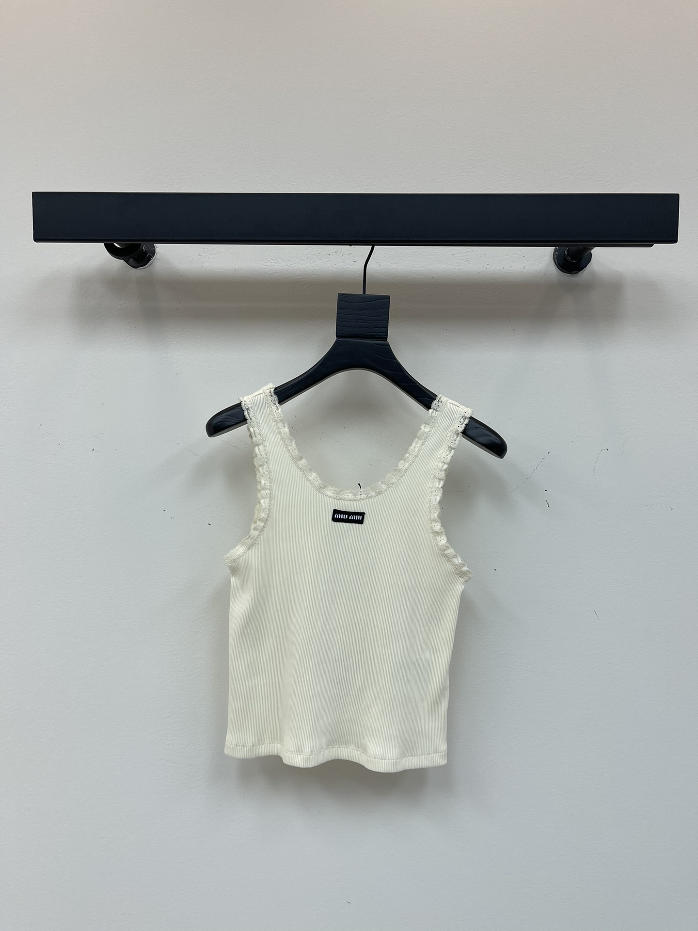 NO:436053,Miumi*25 new lace lace knitted vest custom YB wool yarn wool yarn wool texture comfortable elastic breathable knitted short vest cut The whole body is intertwined with fine crochet texture The neckline cuffs are embellished with a circle of lace lace, echoing the logo on the chest, highlighting the high-end feeling of outfits The short slim fit and elasticity make it slim and slack tone, highlighting the light luxury and fashionable temperament, and you can wear it alone. The first choice for fashion outfits in all seasons SML,,miumiu,alexander wang19860909Miumi*25新款蕾丝花边针织背心 定制YB羊毛纱线织造 质感舒适 弹力透气 针织短款背心剪裁 通体利用细密钩针肌理交织 领口袖口点缀一圈蕾丝花边 与胸前徽标呼应 凸显穿搭高级感 短款修身弹性更显瘦 尽显松弛调性 凸显轻奢时髦气质 单穿叠穿均可 四季时尚穿搭首选 SML,,miumiu,alexander wang,Women's clothing