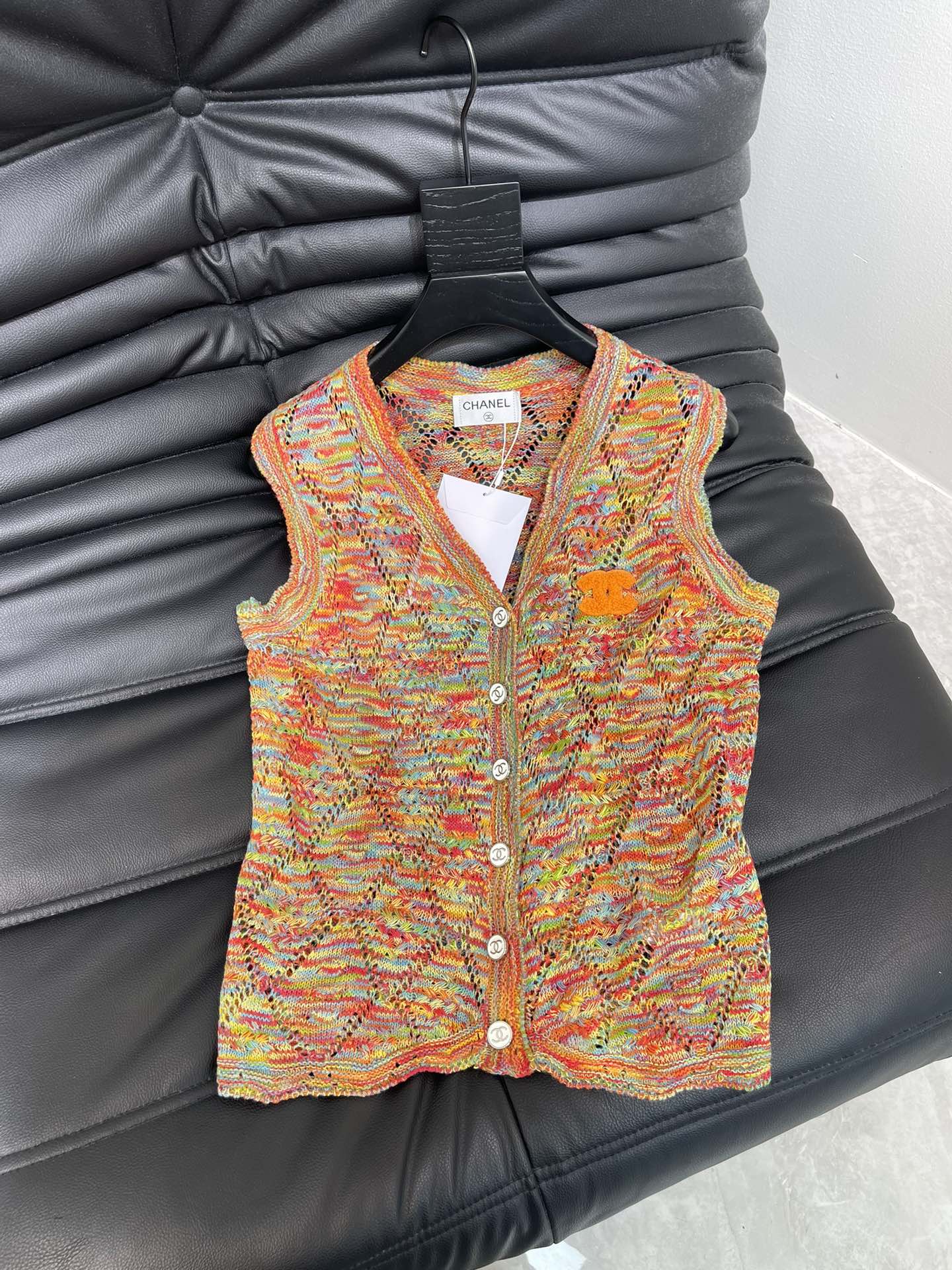 NO:436043,Chane*25 new small fragrance color knitted vest, super beautiful gradient design. V-neck cardigan style, paired with small fragrance buttons, has a very good texture. It is suitable for spring and summer outfits, and it shows its temperament when paired with skirts or pants. SML, chanel, skirts, alexander wang19860909Chane*25新款小香彩色针织马甲,超美的渐变色设计.V领开衫款式,搭配小香扣,质感特别好.适合春夏穿搭,搭配裙子或者裤子都很显气质.SML,,chanel,skirts,alexander wang,Women's clothing