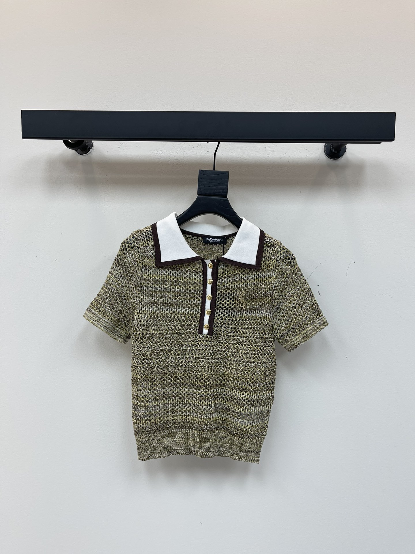 NO:436050,Ysl*25 new gold logo knitted lapel short sleeves, gold-coffee hollow design, white Polo collar with brown edges, full of high-end feel. The knitted fabric is breathable and comfortable, the upper body effect is super good, and it is very suitable for pairing with skirts and pants. SML, saint laurent, skirts, T-shirt, alexander wang19860909Ysl*25新款金色logo针织翻领短袖,金咖色镂空设计,白色Polo领配咖啡色边,高级感十足.针织面料透气舒适,上身效果超好看,搭配裙子裤子都很合适.SML,,saint laurent,skirts,T-shirt,alexander wang,Women's clothing
