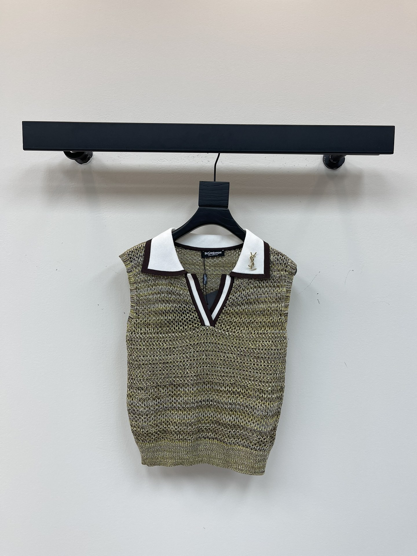 NO:436048,Ysl*25 new gold logo knitted vest, gold-coffee hollow design, white Polo collar with brown edges, full of high-end feel. The knitted fabric is breathable and comfortable, the upper body effect is super good, and it is very suitable for pairing with skirts and pants. SML, saint laurent, skirts, alexander wang19860909Ysl*25新款金色logo针织背心,金咖色镂空设计,白色Polo领配咖啡色边,高级感十足.针织面料透气舒适,上身效果超好看,搭配裙子裤子都很合适.SML,,saint laurent,skirts,alexander wang,Women's clothing