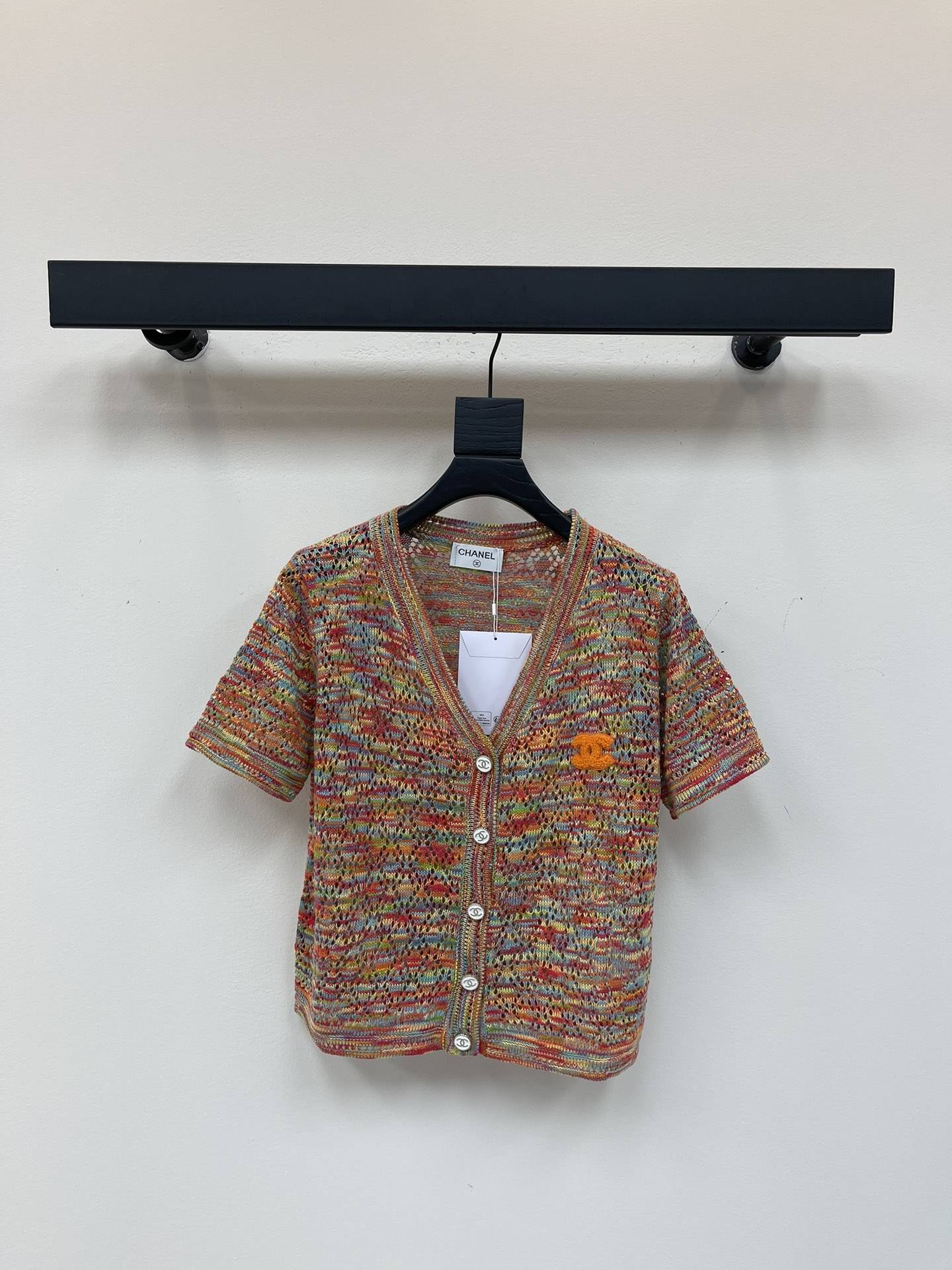 NO:436045,Chane*25 new small fragrance v-neck color knitted cardigan, super beautiful gradient design. V-neck cardigan style, paired with small fragrance buttons, has a very good texture. It is suitable for spring and summer outfits, and it shows its temperament when paired with skirts or pants. SML, chanel, skirts, alexander wang19860909Chane*25新款小香v领彩色针织开衫,超美的渐变色设计.V领开衫款式,搭配小香扣,质感特别好.适合春夏穿搭,搭配裙子或者裤子都很显气质.SML,,chanel,skirts,alexander wang,Women's clothing