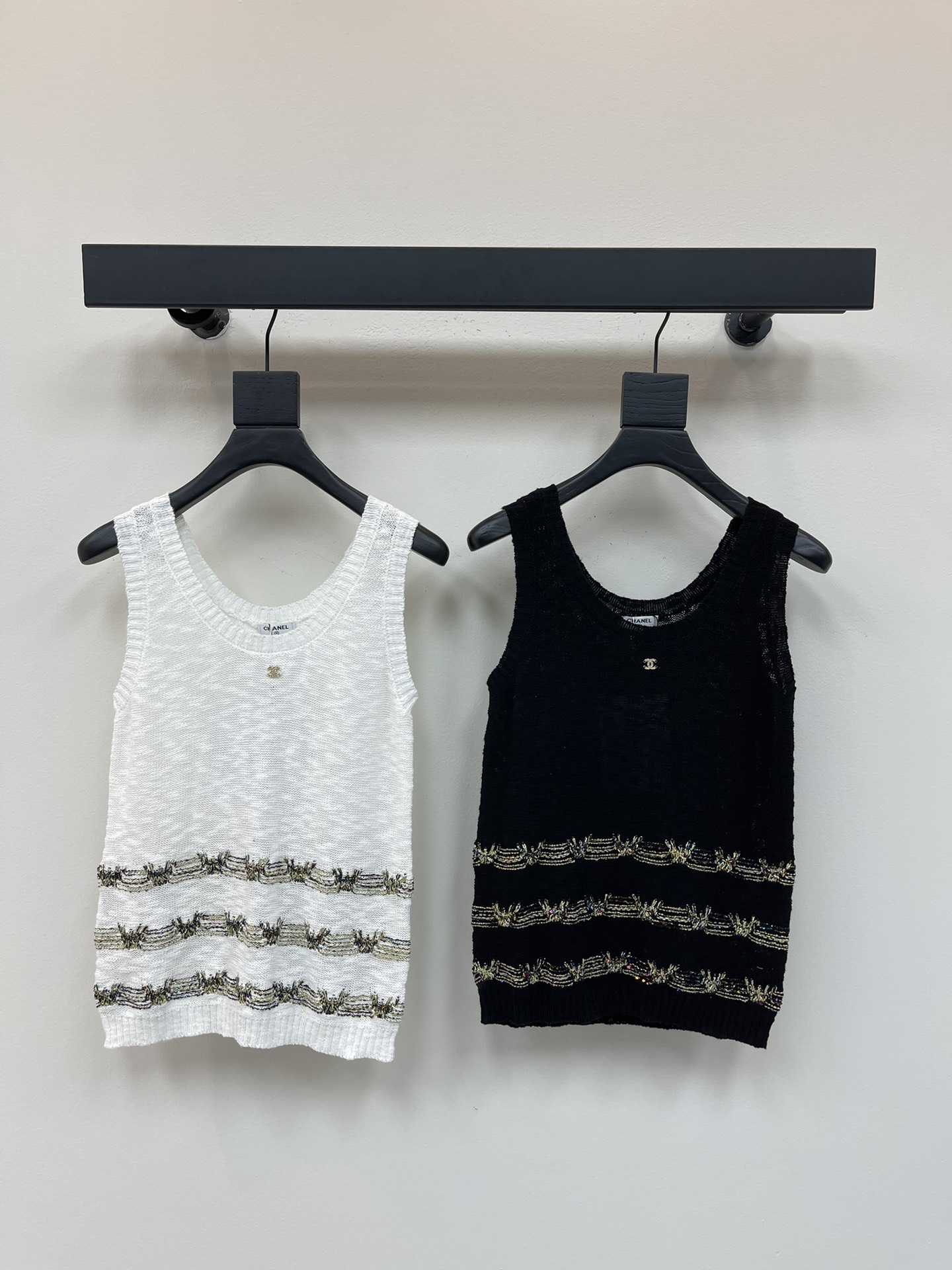 NO:436029,Chane*25 new gold thread embroidered hem knitted vest custom YB cotton yarn woven soft and skin-friendly comfortable and stylish vest tailoring properly adjusts the neckline to reveal the skin. The texture is light and translucent. The overall beautification of the head and shoulders ratio is more slim. Black and white colors are available. The gold thread embroidery on the hem presents a triple contrast. The retro style is strong. The rhinestone double C logo decoration on the chest shows taste. The slim and elastic style highlights the figure. The temperament is elegant. It is easy to control when traveling or gatherings. SML, chanel, alexander wang19860909Chane*25新款金线刺绣下摆针织背心 定制YB全棉纱线织造 柔软亲肤 舒适有型 背心剪裁 领口调节恰当露肤 质感轻薄微透 整体美化头肩比例更显瘦 黑白两色可选 搭配下摆金线刺绣呈现出三重撞色 复古风格强烈 胸前水钻双C徽标装饰 彰显品味 修身弹力版型突显身材 穿搭气质优雅 日常出行或聚会轻松驾驭 SML,,chanel,alexander wang,Women's clothing