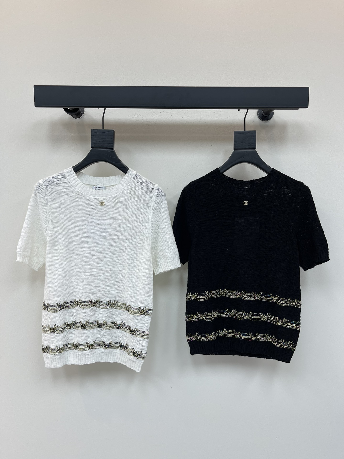 NO:436031,Chane*25 new gold thread embroidered hem knitted short sleeves Customized YB cotton yarn woven soft and skin-friendly Comfortable and stylish Short-sleeved tailoring neckline appropriately exposed skin texture light and slightly transparent overall beautification of head and shoulder ratio is more slim Black and white colors available. Paired with hem gold thread embroidery presents a triple contrasting color. Strong retro style. Rhinestone double C logo decoration on the chest to show taste. Slim and elastic style highlights the figure. Elegant dressing temperament. Easy to control during daily travel or party. SML, chanel, T-shirt, alexander wang19860909Chane*25新款金线刺绣下摆针织短袖 定制YB全棉纱线织造 柔软亲肤 舒适有型 短袖剪裁 领口调节恰当露肤 质感轻薄微透 整体美化头肩比例更显瘦 黑白两色可选 搭配下摆金线刺绣呈现出三重撞色 复古风格强烈 胸前水钻双C徽标装饰 彰显品味 修身弹力版型突显身材 穿搭气质优雅 日常出行或聚会轻松驾驭 SML,,chanel,T-shirt,alexander wang,Women's clothing