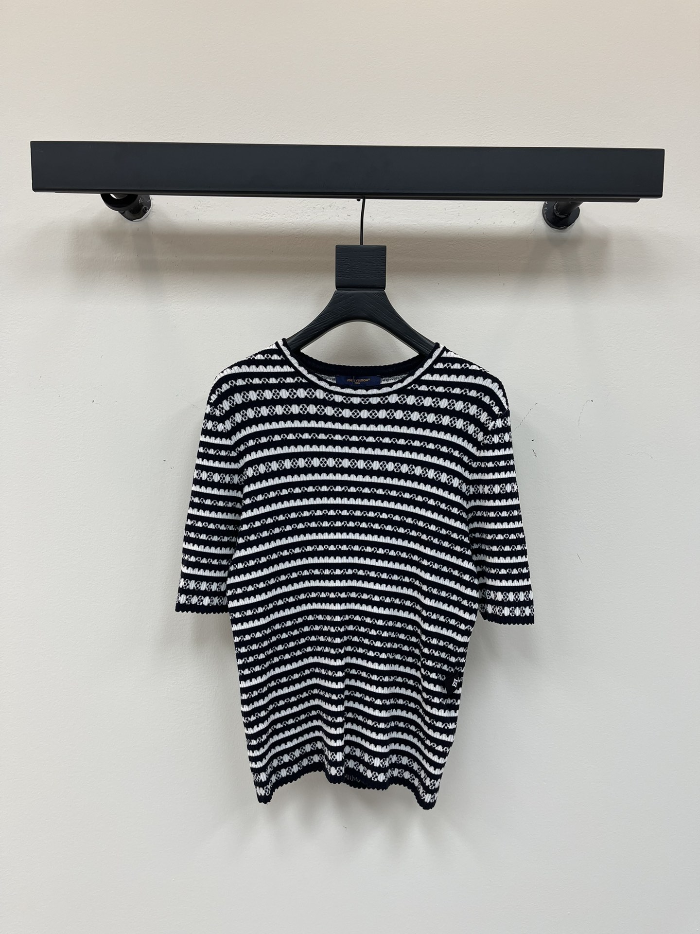 NO:436039,Louis Vuitto*25 new crochet knitted short sleeves Customized YB wool yarn fabric texture high-quality comfortable Regular knitted short sleeve tailoring Two sleeves and hem decorate wavy lace shapes Matched with multi-patterned stripes pattern to highlight the brand personality High-end outfit, inclusive and slimming design Neck-cover threads Let simple styles feel refined, and the outfit shows a relaxed tone The latest four-leaf clover logo on the waist Different market version Light luxury and fashionable One-size layering is available First choice for all seasons fashion outfits SML,,louis vuitton, T-shirt,alexander wang19860909Louis Vuitto*25新款钩花针织短袖 定制YB羊毛纱线织造 质感高级舒适 常规针织短袖剪裁 两袖和衣摆装点波浪花边造型 搭配通体相间多纹路条纹图案 彰显品牌个性 凸显穿搭高级感 包容显瘦设计 领口包边螺纹 让简单款式穿出精致感 穿搭尽显松弛调性 腰侧最新四叶草徽标 区别市场版本 轻奢时髦 单穿叠穿均可 四季时尚穿搭首选 SML,,louis vuitton,T-shirt,alexander wang,Women's clothing