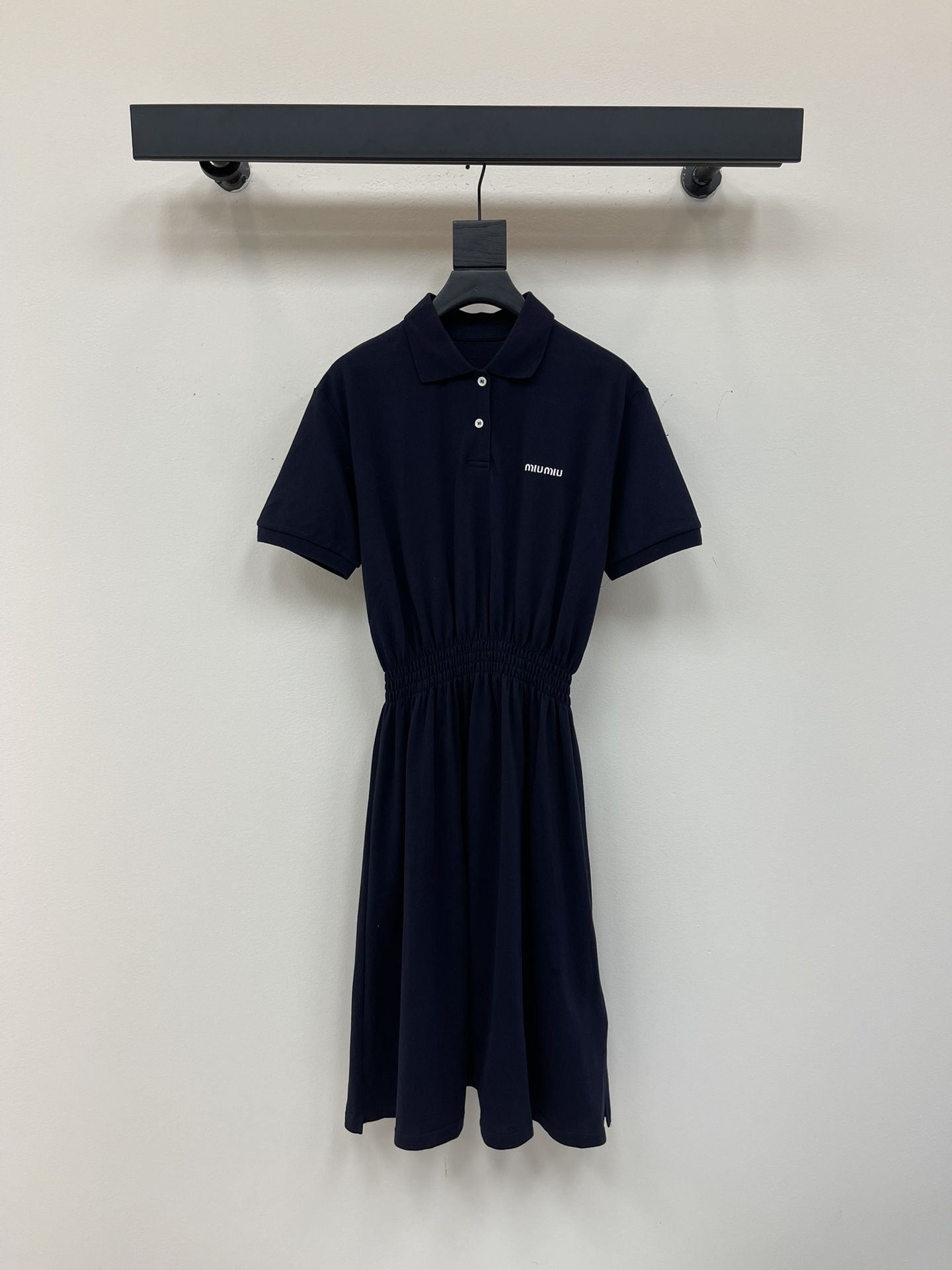 NO:436389,Miumi*25 new red-floor short-sleeved dress, customized YB red-floor cotton material, with holes, comfortable and breathable, full texture, short-sleeved dress cut, the upper body presents a casual and lazy style, high-end royal blue, button half-open color increases the outfit's beautiful and casual sense, single-wear inner wear is brilliant and fashionable, letter logo on the chest, highlights the brand style, waist is olive-fitting elastic and elastic to modify the waist, skirt hem modifies the legs, upper body is fashionable and age-reducing SML,,miumiu, skirts, T-shirt, alexander wang19860909Miumi*25新款朱地短袖连衣裙 定制YB朱地全棉材质 自带孔洞 舒适透气 质感十足 短袖连衣裙裁剪 上身呈现休闲慵懒的穿搭格调 通体高级宝蓝色 钮扣半开襟色增加穿搭美高休闲感 单穿内搭都出彩时髦 胸前点缀字母徽标 凸显品牌格调 腰间打榄弹力松紧修饰腰身 裙摆修饰腿型 上身时髦减龄 SML,,miumiu,skirts,T-shirt,alexander wang,Women's clothing