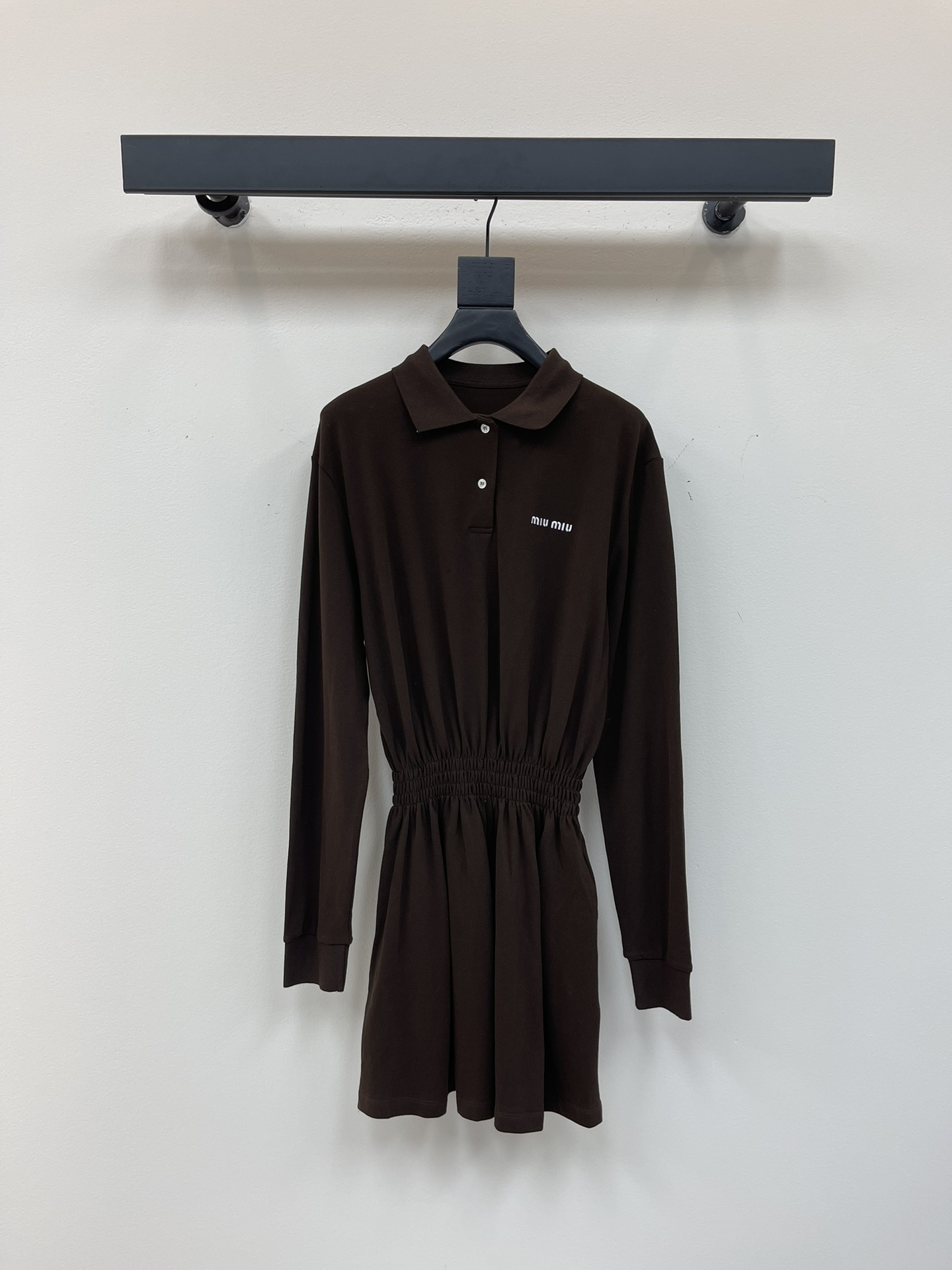 NO:436386,Miumi*25 new lapel red waist-hugging dress Customized YB imported red waist-hugging cotton material with holes Comfortable and breathable outfit, full texture Long-sleeved dress cut The upper body presents a casual and lazy style. The whole body is high-end dark brown. The button half-open color increases the outfit's beautiful and casual feeling. The inner wear is brilliant and fashionable. The letter logo on the chest highlights the brand style. The waist is lyrics and elastic to modify the waist. The skirt is decorated with legs. The upper body is fashionable and age-reducing. SML,,miumiu, skirts,alexander wang19860909Miumi*25新款翻领朱地收腰连衣裙 定制YB进口朱地全棉材质 自带孔洞 穿搭舒适透气 质感十足 长袖连衣裙裁剪 上身呈现休闲慵懒的穿搭格调 通体高级深棕色 钮扣半开襟色增加穿搭美高休闲感 单穿内搭都出彩时髦 胸前点缀字母徽标 凸显品牌格调 腰间打榄弹力松紧修饰腰身 裙摆修饰腿型 上身时髦减龄 SML,,miumiu,skirts,alexander wang,Women's clothing