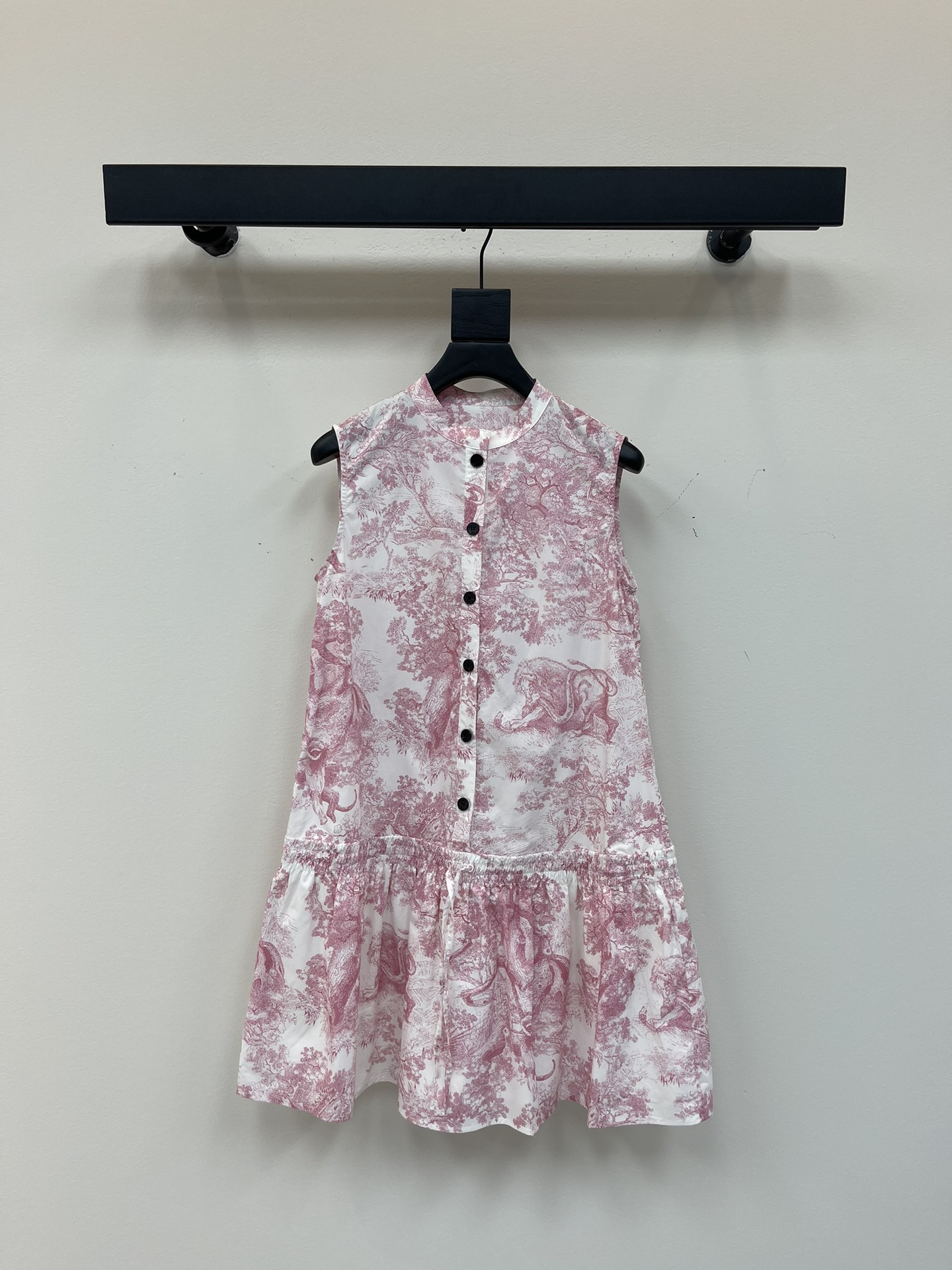 NO:436408,Dio*25 spring and summer new CD jungle print sleeveless dress elegant and charming, full of temperament, no restrictions on body shape, straight micro A tailoring, hide the flesh and look taller, pure cotton material, comfortable texture, lazy and romantic vacation style, suitable for daily or vacation wear SML,,dior, skirts,alexander wang19860909Dio*25春夏新品CD丛林印花无袖连衣裙 优雅迷人 满满的气质感 对身材没有限制 直筒微A的剪裁 藏肉显高不在话下 纯棉材质质感舒适 慵懒的浪漫度假风 日常或者度假穿都很适合 SML,,dior,skirts,alexander wang,Women's clothing