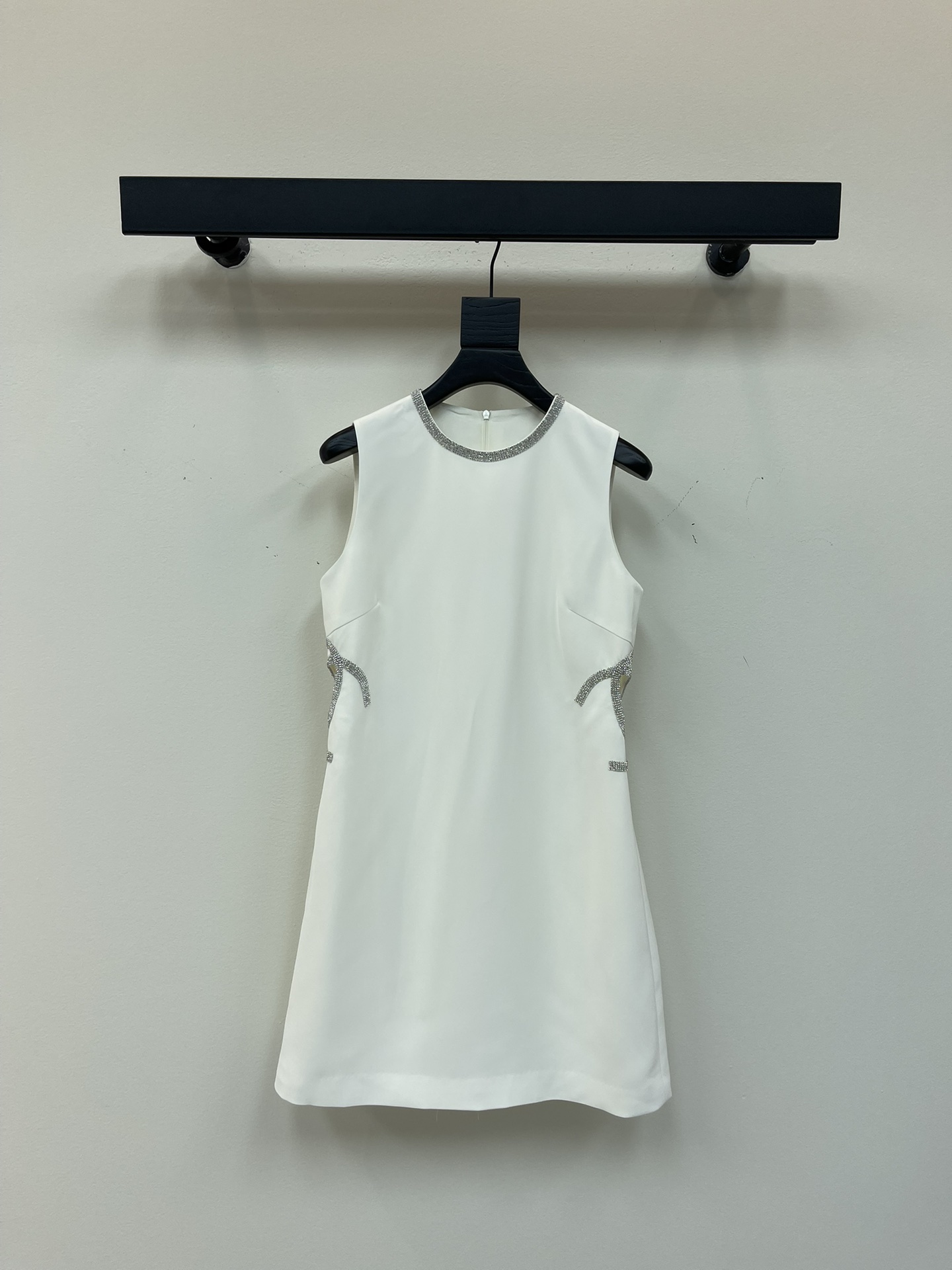 NO:436397,The elegant round neck design of CHANE*25 new heavy industry hot diamond sleeveless dress outlines the neckline just right, without being overexposed and setting off temperament. The rhinestone decorative neckline is high-end and luxurious. The waist is also hot diamond double C design. You can feel the improvement of aura when you put it on. The overall tailoring looks very slim, and you can easily control it in any way whether it is a date, a dinner or a business occasion. It makes people shine. The overall tailoring looks very slim, and you don’t pick on your body. SML, chanel, skirts, alexander wang19860909CHANE*25新款重工烫钻无袖连衣裙优雅的圆领设计恰到好处地勾勒出颈部线条,不会过分暴露又能衬托气质 水钻装饰领口高级奢华 腰部同样烫钻双C设计 穿上身的那一刻就能感受到气场的提升 整体的剪裁非常显瘦,完全不挑身材无论是约会、聚餐还是商务场合都能轻松驾驭,让人眼前一亮整体的剪裁非常显瘦,完全不挑身材SML,,chanel,skirts,alexander wang,Women's clothing