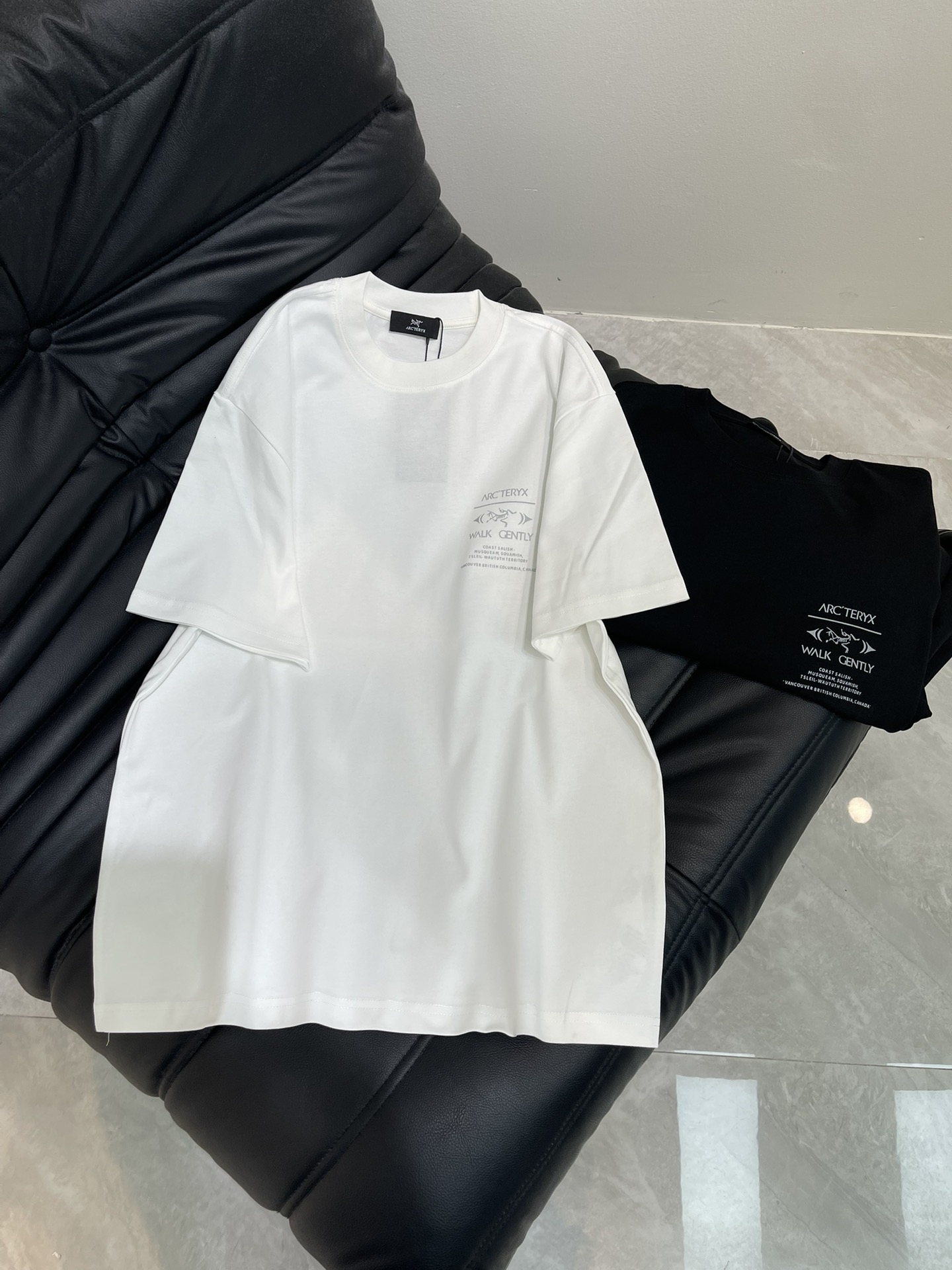 NO:436403,ARCTERY* Archaeopteryx 25 new micro-label short-sleeved T-shirt. All-cotton fabric, soft fabric, skin-friendly and comfortable. The printed micro-label pattern on the chest and the big bird logo design on the back are more iconic. A high-end clothing item that combines fashionable design and exquisite craftsmanship. It cleverly combines the brand's iconic elements with modern trends, showing the unique brand charm and the wearer's personality style. The same style as men and women!  S-XL,arc'teryx,T-shirt,tees,t-shirt,alexander wang19860909ARCTERY*始祖鸟25新款微标短袖T恤.全棉面料,面料柔软,亲肤舒适.胸前印花微标图案、后背大鸟标识设计,比较有标志性.一款融合了时尚设计与精湛工艺的高端服饰单品,它巧妙地将品牌标志性的元素与现代潮流趋势相结合,展现了独特的品牌魅力与穿着者的个性风采.男女同款！S-XL,arc'teryx,T-shirt,tees，t-shirt,alexander wang,Women's clothing