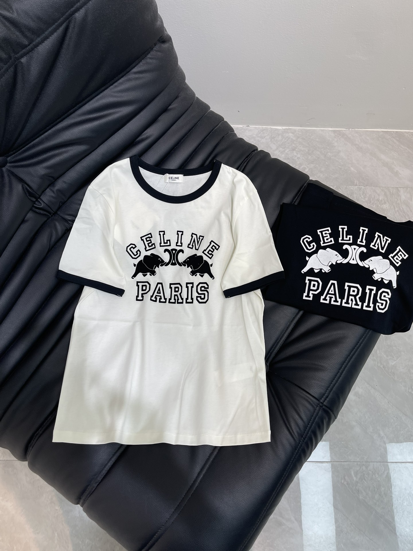 NO:436023,Celin*25 spring and summer new flocked printed short-sleeved T-shirt custom YB twill cotton material breathable and comfortable, full texture Slim short-sleeved T-shirt cut highlights the brand style Made of gram-weight pure cotton, slightly elastic, and gives a slim visual effect. The iconic letters on the chest decorate the elephant Arc de Triomphe print. The neckline cuffs edging design adds a beautiful and casual look. The inner wear is brilliant and fashionable. SML, celine, T-shirt,tees, t-shirt,alexander wang19860909Celin*25春夏新款植绒印花短袖T恤 定制YB斜纹全棉材质 透气舒适 质感十足 修身短袖T恤裁剪 凸显品牌格调 采用克重纯棉制成 略带有弹力 呈现显瘦视觉效果 胸前标志性字母装饰大象凯旋门印花 领口袖口包边设计 增加穿搭美高休闲感 单穿内搭都出彩时髦 SML,,celine,T-shirt,tees，t-shirt,alexander wang,Women's clothing