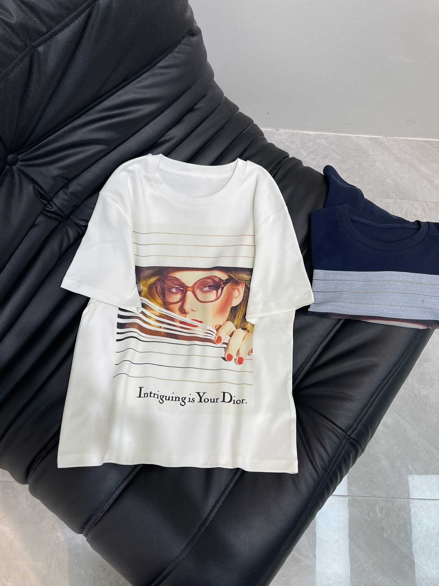 NO:436019,Dio*25 Spring and Summer New Portrait Magazine Cover Print Pattern Short-sleeved T-shirt, imported pure cotton fabric, classic style versatile and not picky, and the upper body is very beautiful!  SML, dior, T-shirt,tees, t-shirt,alexander wang19860909Dio*25春夏新款人像杂志封面印花图案短袖T恤,进口纯棉面料,经典版型百搭不挑人,上身非常漂亮！SML,,dior,T-shirt,tees，t-shirt,alexander wang,Women's clothing