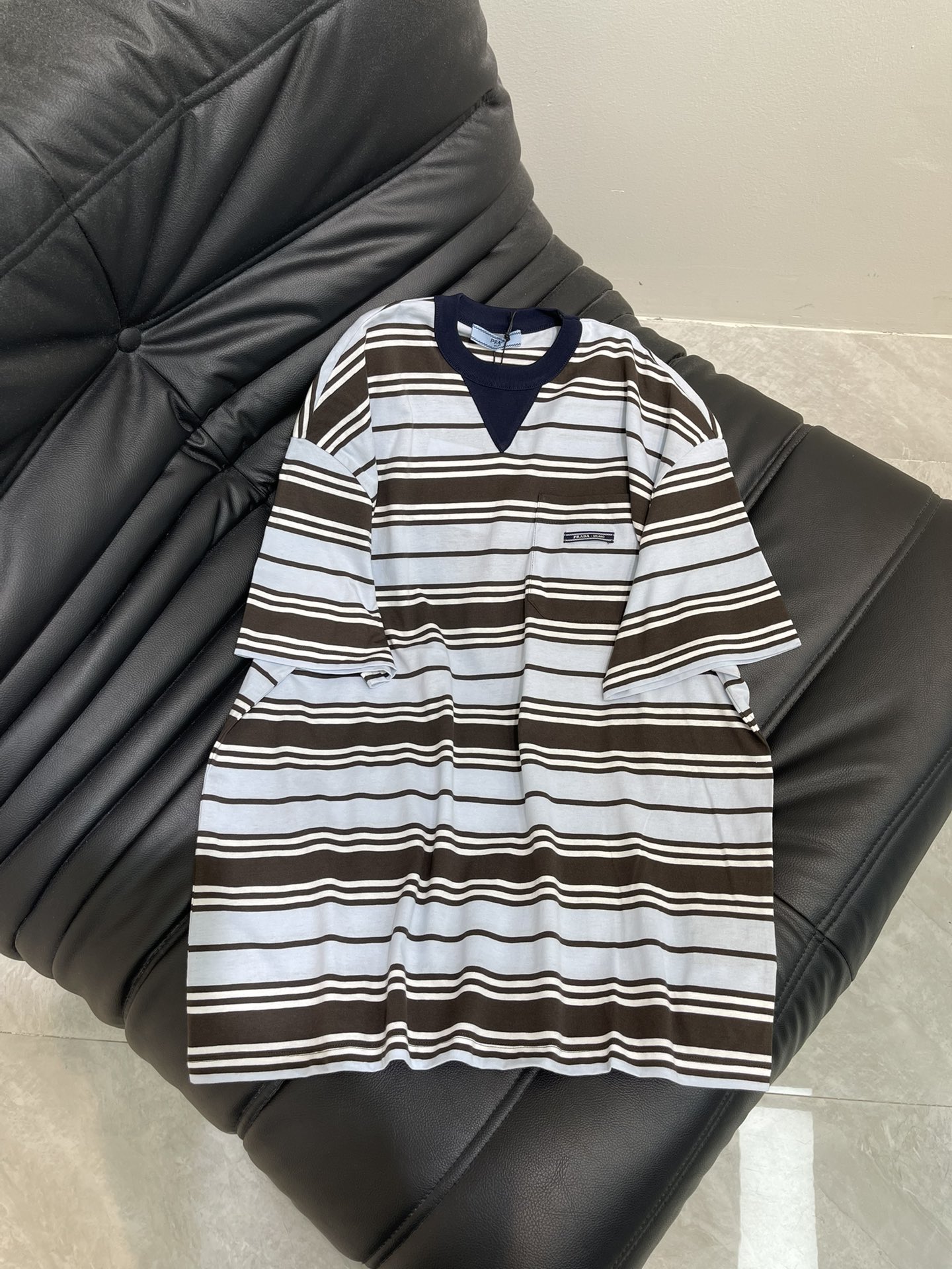 NO:436383,Prad* 25 Spring and Summer New Mint Chocolate Striped Short Sleeve Round Neck T-shirt | Exclusive yb development!  High-end production!  Super high-end color matching, loose style for couples, simple and high-end, not picky about the upper body, chest pocket and label design, workmanship quality depends on details. SML, prada, T-shirt, tees, t-shirt, alexander wang19860909Prad* 25春夏新款薄荷巧克力条纹短袖圆领T恤丨独家yb开发！高版出品！超级高级的配色搭配 宽松版型可情侣款穿搭 简约又高级 不挑人上身 胸口口袋与贴标设计 做工品质看细节.SML,,prada,T-shirt,tees，t-shirt,alexander wang,Women's clothing