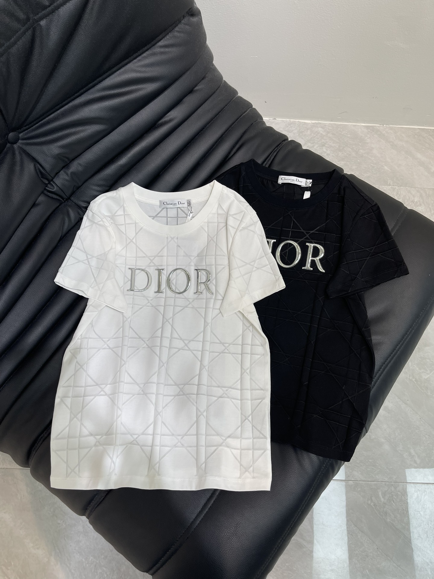 NO:436021,Dio*25 Spring and Summer New Diamond Relief Short-Sleeve T-shirt Customized YB Twill Cotton Material Breathable and Comfortable Full Texture Slim Short-Sleeve T-shirt Cut to Highlight the Brand Style Made of Grain-Heavy Pure Cotton, Slightly Elastic, Slim-Style Visual Effect, Full of Diamond Relief Texture, Highlights Brand Style, Iconic Letter Decoration on the chest, Neck Cuffs Threaded Edge Treatment, Classic Black and White Color Matches, Increased the casual sense of outfit, Single-Wear Interior SML, Dior, T-shirt, Tees, T-shirt, Alexander wang19860909Dio*25春夏新款菱格浮雕短袖T恤 定制YB斜纹全棉材质 透气舒适 质感十足 修身短袖T恤裁剪 凸显品牌格调 采用克重纯棉制成 略带有弹力 呈现显瘦视觉效果 通体满印菱格暗纹 凸显品牌格调 胸前浮雕标志性字母装饰 领口袖口螺纹包边处理 黑白经典配色 增加穿搭休闲感 单穿内搭都出彩时髦 SML,,dior,T-shirt,tees，t-shirt,alexander wang,Women's clothing