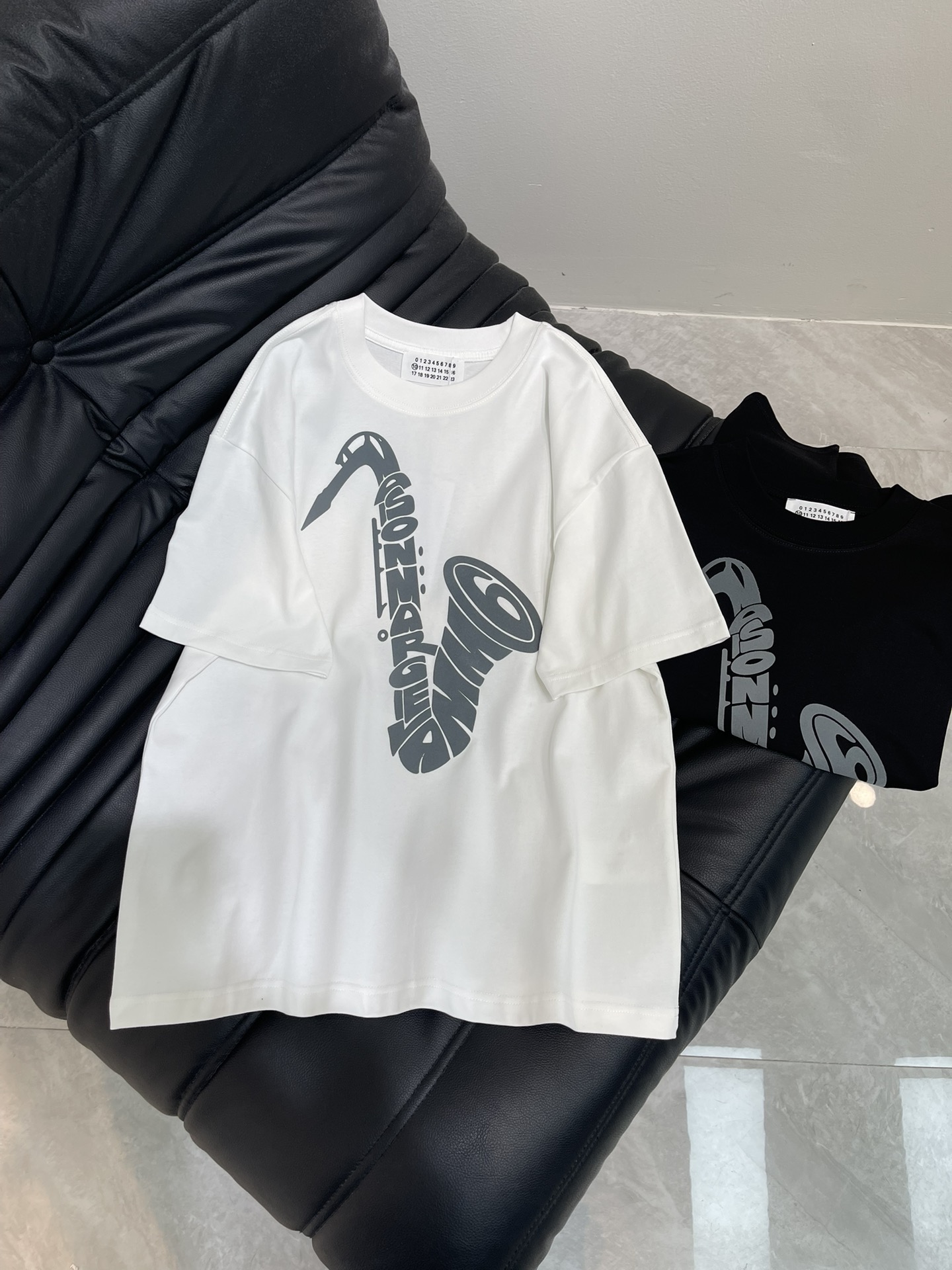 NO:436017,Maison Margeil* 25 new MM6 personality avant-garde single-piece round neck short-sleeved T-shirt, adopts printing technology, fashionable and high-end double-yarn worsted cotton fabric, loose oversize style, same style for men and women, exquisite and versatile. S-XL,,masion margiela,masion margiela,versace,T-shirt,tees,t-shirt,alexander wang19860909Maison Margeil*马吉拉25新款MM6个性前卫单品圆领短袖T恤,采用印花工艺,时尚又高级双纱精纺全棉面料,宽松oversize版型,男女同款,精致百搭.S-XL,,masion margiela,masion margiela,versace,T-shirt,tees，t-shirt,alexander wang,Women's clothing