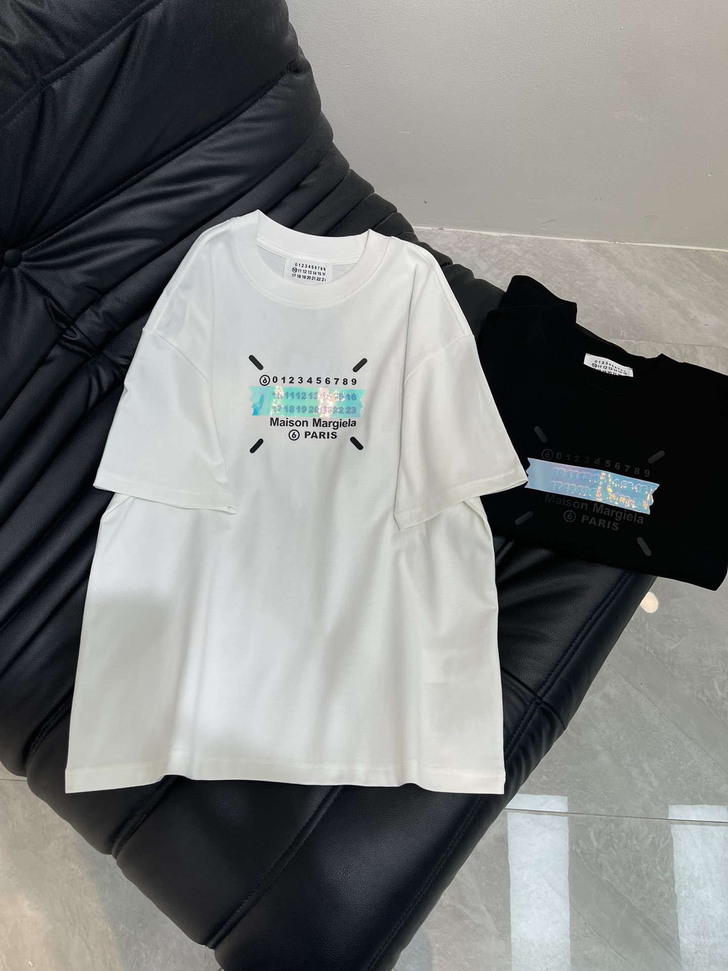 NO:436034,Maison Margeil* 25 new MM6 personality avant-garde single-piece round neck short-sleeved T-shirt, adopting a colorful color change process, fashionable and high-end double-yarn worsted cotton fabric, loose oversize style, same style for men and women, exquisite and versatile. S-XL,,masion margiela,masion margiela,versace,T-shirt,tees,t-shirt,alexander wang19860909Maison Margeil*马吉拉25新款MM6个性前卫单品圆领短袖T恤,采用幻彩变色工艺,时尚又高级双纱精纺全棉面料,宽松oversize版型,男女同款,精致百搭.S-XL,,masion margiela,masion margiela,versace,T-shirt,tees，t-shirt,alexander wang,Women's clothing