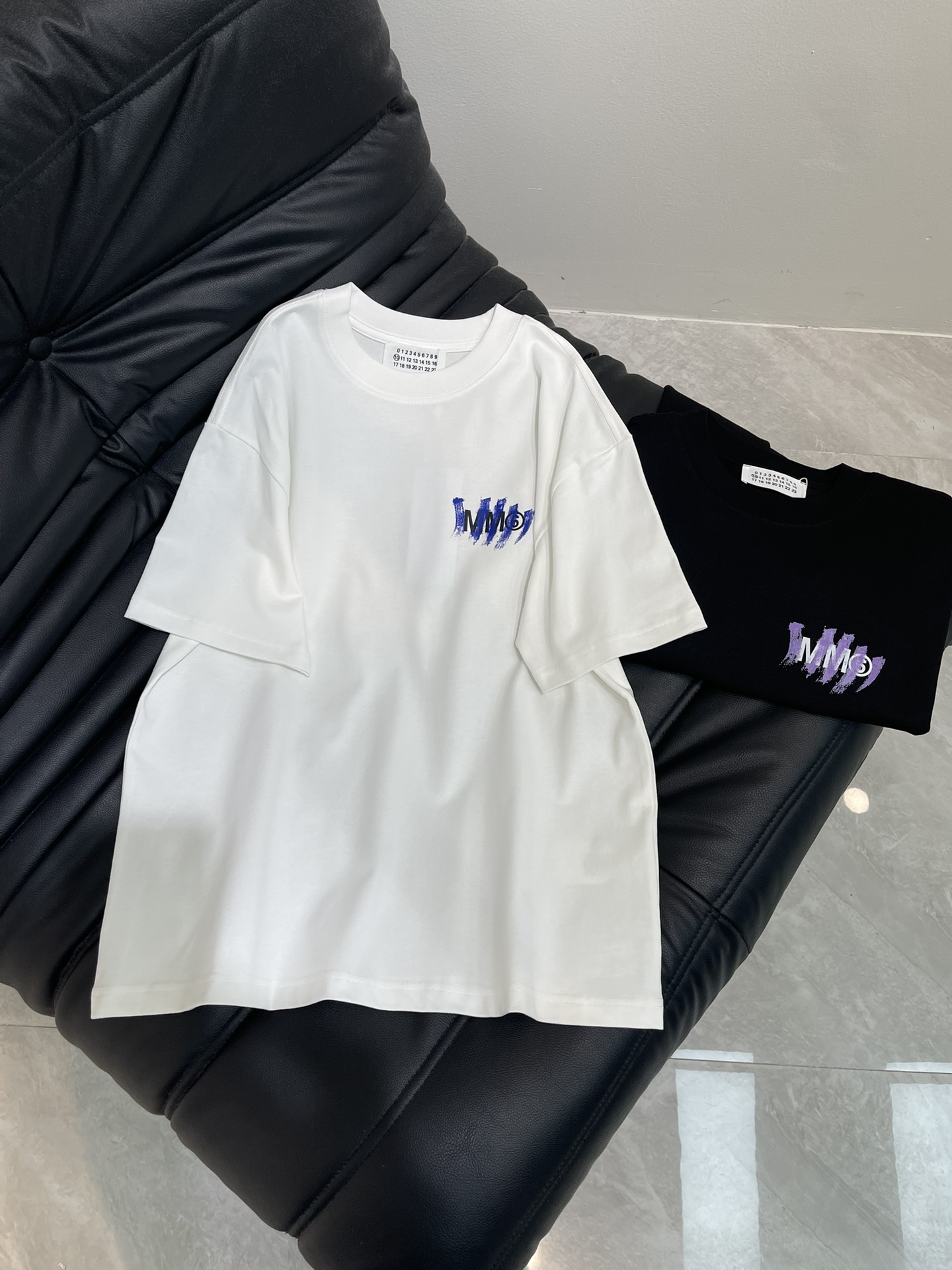 NO:733435,maison margeil19860909Maison Margeil*马吉拉26新款MM6个性前卫单品圆领短袖T恤,采用印花工艺,时尚又高级双纱精纺全棉面料,宽松oversize版型,男女同款,精致百搭.S-XL,,masion margiela,masion margiela,versace,T-shirt,tees，t-shirt,,Women's clothing