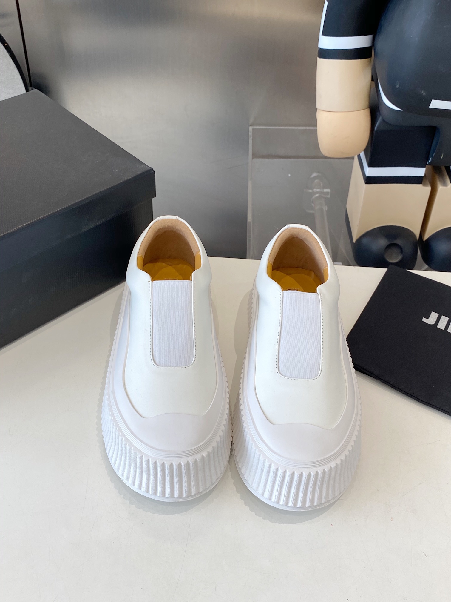 NO:439752,Classic relive never outdated High-end luxury brand Jillsanda JIL SANDER biscuit shoes goddess style gorgeous and elegant A popular high-end shoe original sole The whole body is made of imported high-quality cowhide. The brand was founded in 1968 and interprets the modern and refined fashion image with elegant pure design and refined excellent craftsmanship. Size: 35-40, casual shoes/sports shoes, jil sander, jil sander, sneakers, cowhide19860909经典重温 从未过时 高端奢华品牌 吉尔桑达JIL SANDER饼干鞋女神款 华丽又不失优雅 深受大众喜爱的一款增高鞋 原版原底 全身采用进口优质头层牛皮 该品牌于1968年创立,以优雅纯粹的设计和精炼卓越的工艺来诠释摩登与练达的时装形象 Size:35－40,休闲鞋/运动鞋,jil sander,jil sander,sneakers,cowhide,Women's Shoes