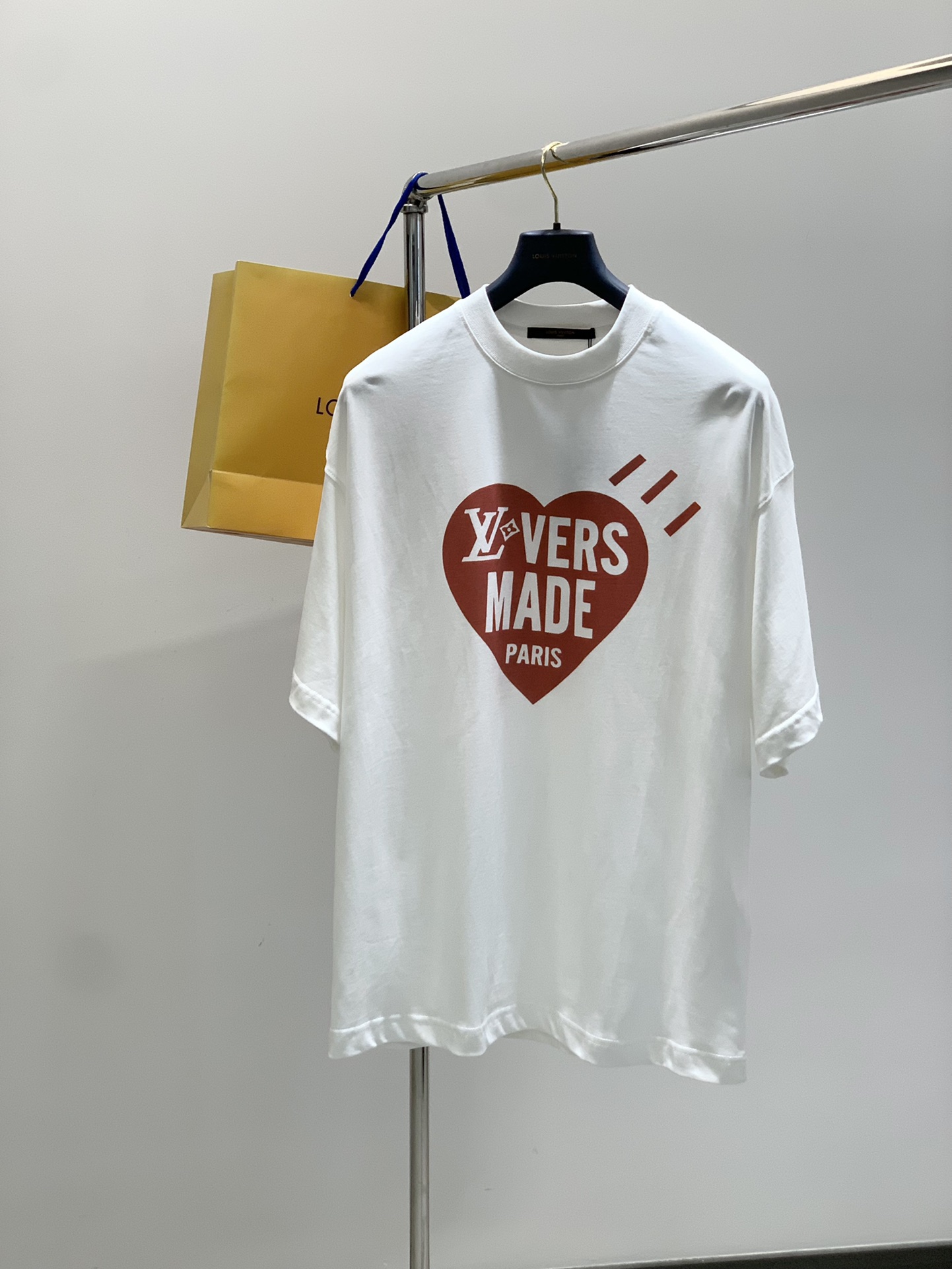 NO:433338,,LouisVuitton, the latest model for summer 2025, available at the counter at the same time, original singles, fashionable and casual round neck short-sleeved T-shirt, very distinctive on the upper body!  Eye-catching and highlighted, imported original fabric, top-grade printed craft letter pattern decorative logo, simple but not lacking in fashion, classic and atmospheric, comfortable and breathable, handsome and stylish on the upper body, size XS-L Size bust long shoulders wide sleeves XS112 725123 116745224 M120765325 L124785426,,louis vuitton,louis vuitton,T-shirt,tees,t-shirt,alexander wang19860909,LouisVuitton 路易威登,2025夏季最新款,专柜同步有售,原单狠货,时尚休闲圆领短袖T恤,上身很有特点！吸睛而有亮点,进口原版面料,顶级印花工艺字母图案装饰Logo,简单而不失时尚,经典大气,舒适透气,上身帅气有型,码数XS-L 尺码胸围衣长肩宽袖长 XS112 725123 116745224 M120765325 L124785426,,louis vuitton,louis vuitton,T-shirt,tees，t-shirt,alexander wang,Men's clothing