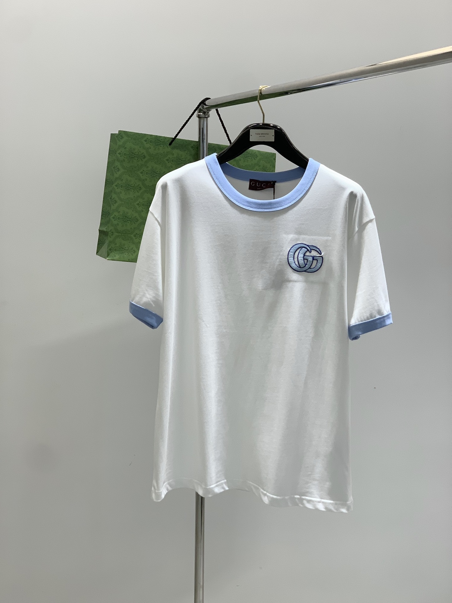 NO:433297,,Gucci, the latest model for summer 2025, available at the counter at the same time, original single product, fashionable and casual round neck short-sleeved T-shirt, very distinctive on the upper body!  Eye-catching and highlighted, imported original fabric, top-grade embroidery craft letter pattern decorative logo, simple but not lacking in fashion, classic and atmospheric, comfortable and breathable, handsome and stylish on the upper body, size XS-L Size bust/cm Clothes length/cm Shoulder width/cm Sleeve length/cm XS108705022 S112725223 M116745424 L120765625,,gucci,gucci,T-shirt,tees,t-shirt,alexander wang19860909,Gucci 古驰,2025夏季最新款,专柜同步有售,原单狠货,时尚休闲圆领短袖T恤,上身很有特点！吸睛而有亮点,进口原版面料,顶级刺绣工艺字母图案装饰Logo,简单而不失时尚,经典大气,舒适透气,上身帅气有型,码数XS-L 尺码胸围/cm 衣长/cm 肩宽/cm袖长/cm XS108705022 S112725223 M116745424 L120765625,,gucci,gucci,T-shirt,tees，t-shirt,alexander wang,Men's clothing