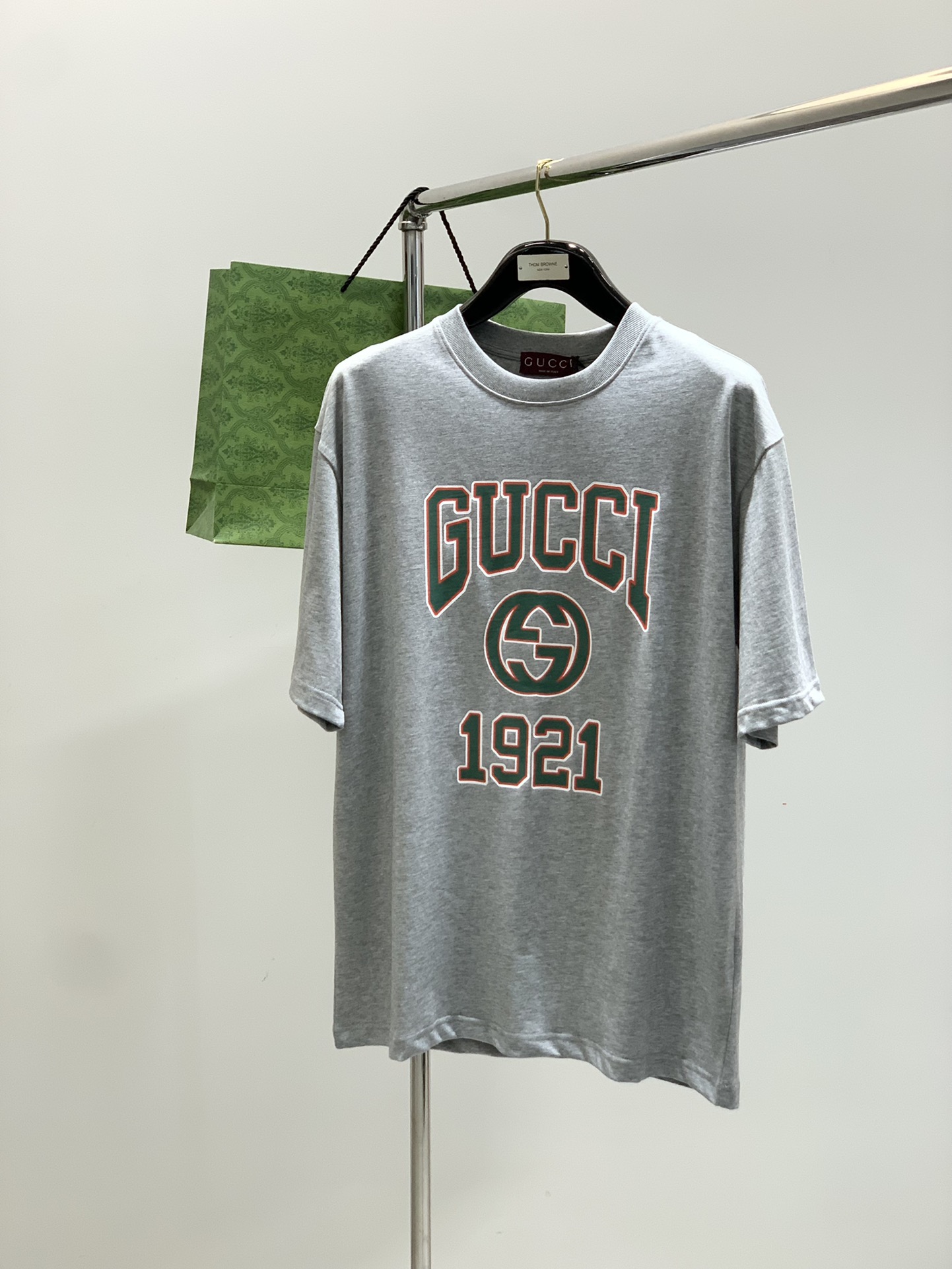NO:433302,,Gucci, the latest model for summer 2025, available at the counter at the same time, original single product, fashionable and casual round neck short-sleeved T-shirt, very distinctive on the upper body!  Eye-catching and highlighted, imported original fabric, top-grade printed craft letter pattern decorative logo, simple but not lacking in fashion, classic and atmospheric, comfortable and breathable, handsome and stylish on the upper body, size XS-L Size bust/cm Clothes length/cm Shoulder width/cm Sleeve length/cm XS108705022 S112725223 M116745424 L 120765625,,gucci,gucci,T-shirt,tees,t-shirt,alexander wang19860909,Gucci 古驰,2025夏季最新款,专柜同步有售,原单狠货,时尚休闲圆领短袖T恤,上身很有特点！吸睛而有亮点,进口原版面料,顶级印花工艺字母图案装饰Logo,简单而不失时尚,经典大气,舒适透气,上身帅气有型,码数XS-L 尺码胸围/cm 衣长/cm 肩宽/cm袖长/cm XS108705022 S112725223 M116745424 L 120765625,,gucci,gucci,T-shirt,tees，t-shirt,alexander wang,Men's clothing