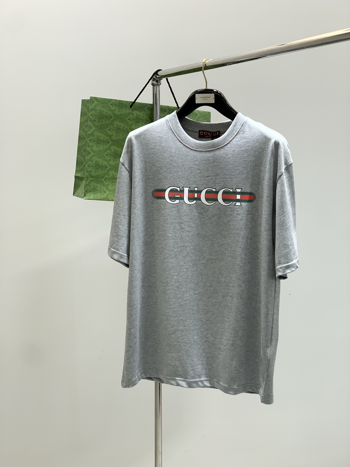 NO:433323,,Gucci, the latest model for summer 2025, available at the counter at the same time, original single product, fashionable and casual round neck short-sleeved T-shirt, very distinctive on the upper body!  Eye-catching and highlighted, imported original fabric, top-grade printed craft letter pattern decorative logo, simple but not lacking in fashion, classic and atmospheric, comfortable and breathable, handsome and stylish on the upper body, size XS-L Size bust/cm Clothes length/cm Shoulder width/cm Sleeve length/cm XS108705022 S112725223 M116745424 L. 120765625,,gucci,gucci,T-shirt,tees,t-shirt,alexander wang19860909,Gucci 古驰,2025夏季最新款,专柜同步有售,原单狠货,时尚休闲圆领短袖T恤,上身很有特点！吸睛而有亮点,进口原版面料,顶级印花工艺字母图案装饰Logo,简单而不失时尚,经典大气,舒适透气,上身帅气有型,码数XS-L 尺码胸围/cm 衣长/cm 肩宽/cm袖长/cm XS108705022 S112725223 M116745424 L. 120765625,,gucci,gucci,T-shirt,tees，t-shirt,alexander wang,Men's clothing