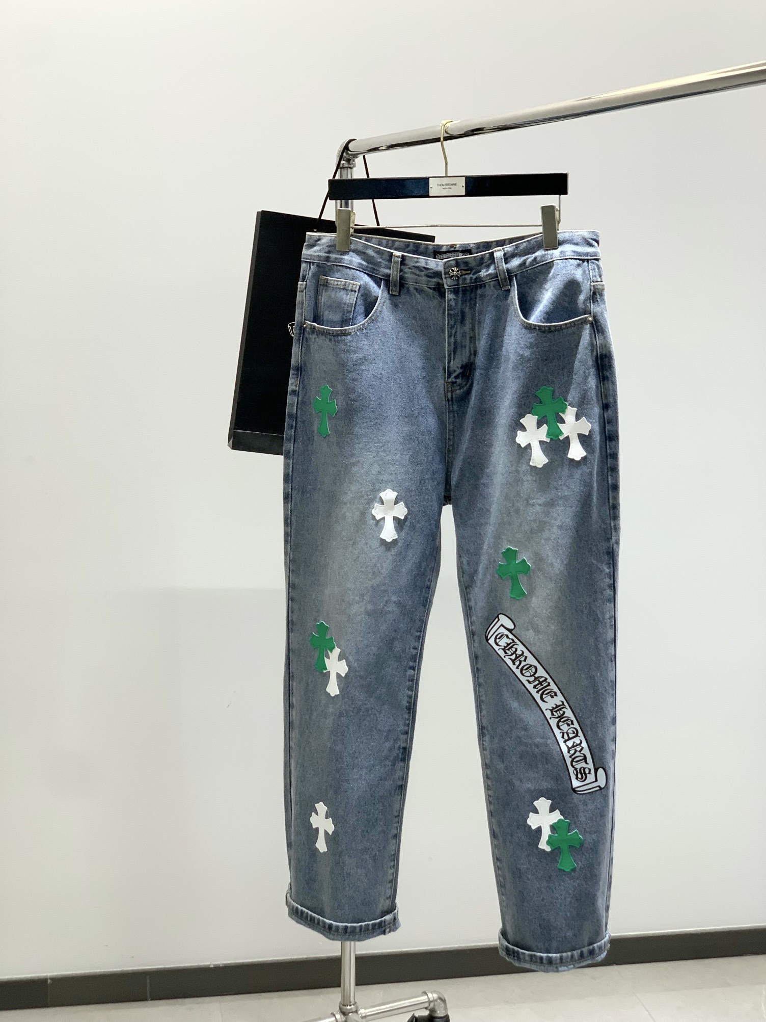 NO:433281,,Chrome Hearts, 2025 spring new product, special counters are available at the same time, original single product, fashionable and casual washing jeans, using imported original fabric, top-grade printing craft letter pattern logo, original hardware and auxiliary decoration, unique design, fashionable and handsome upper body, S-2XL, chrome hearts, chrome hearts, jeans, alexander wang19860909,Chrome Hearts 克罗心,2025春季新品,专柜同步有售,原单狠货,时尚休闲水洗牛仔裤,采用进口原版面料,顶级印花工艺字母图案logo,原版五金辅料装饰,独特设计,上身时尚帅气,码数S-2XL,,chrome hearts,chrome hearts,jeans,alexander wang,Men's clothing