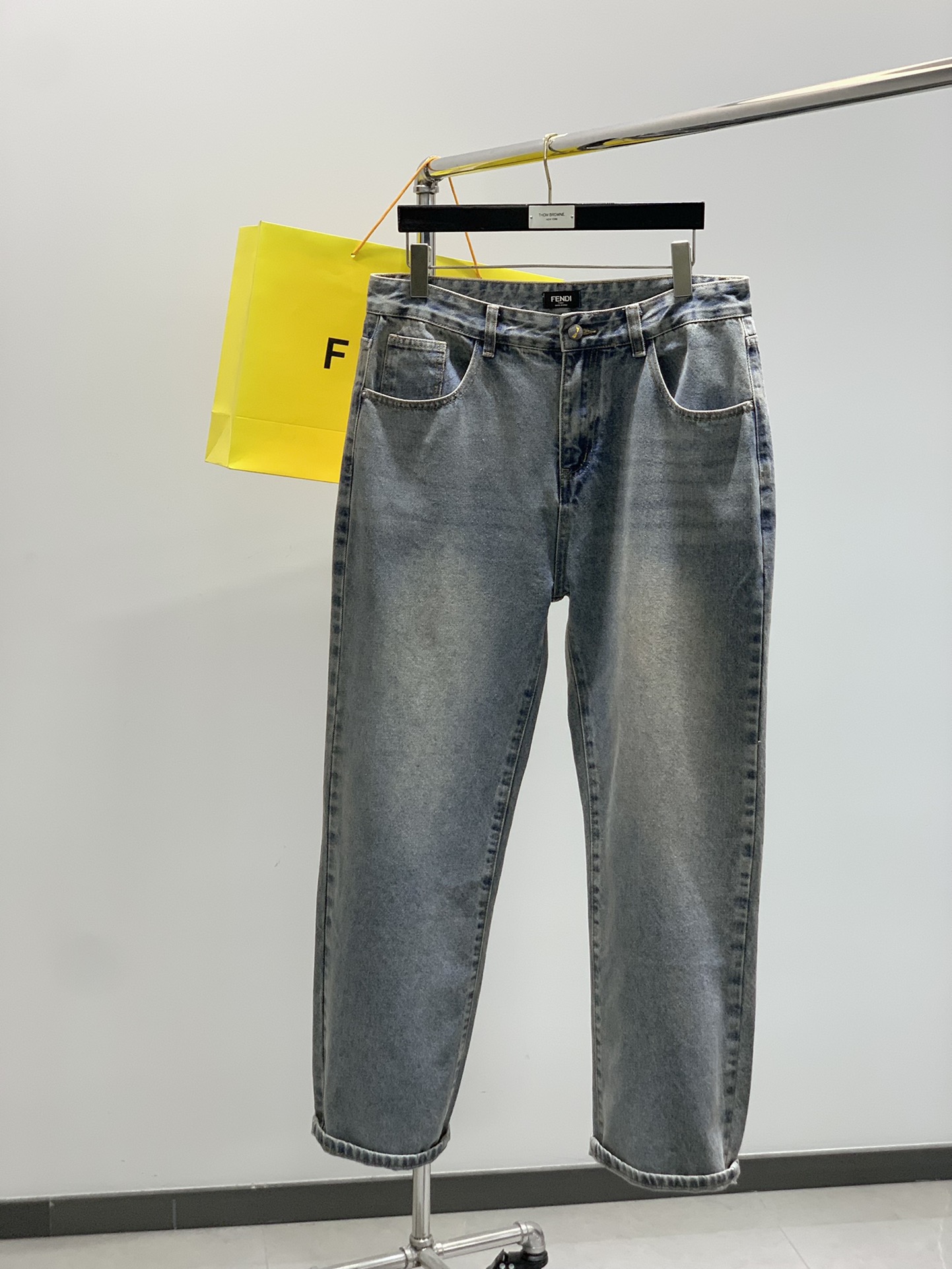 NO:450656,,Fendi Fendi, the latest spring products, special counters are available at the same time, original singles, washable casual jeans, imported original washable elastic fabric, comfortable and elastic, top-grade printing craft letter pattern logo, original hardware and auxiliary decoration, unique design, super positive style, extremely high grade, handsome and stylish upper body, S-2XL,,fendi,fendi, jeans, alexander wang19860909,Fendi 芬迪,春季最新品,专柜同步有售,原单狠货,水洗休闲牛仔裤,进口原版水洗弹力面料,舒适有弹性,顶级印花工艺字母图案logo,原版五金辅料装饰,独特设计,版型超正,档次极高,上身帅气有型,码数S-2XL,,fendi,fendi,jeans,alexander wang,Men's clothing