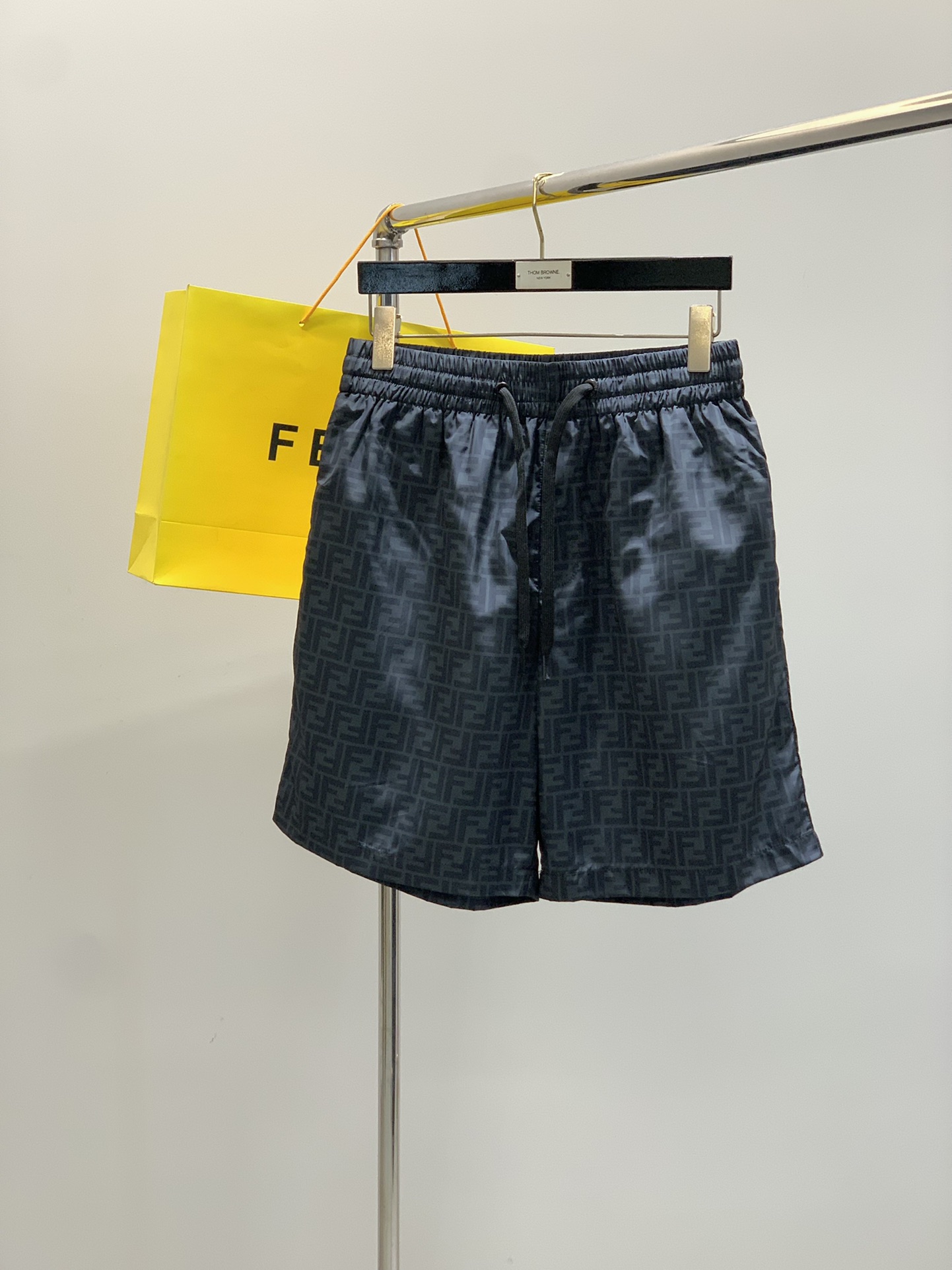 NO:433311,,FENDI Fendi, the latest summer products in 2025, available at the counter at the same time, original singles, fashionable casual shorts, imported original fabric, unique design, comfortable and breathable upper body, top-grade printing craft letter pattern decoration logo, original hardware and auxiliary materials decoration, extremely high grade, handsome upper body, 2 colors recommendation, S-XL size waist/CM hip circumference/CM trouser length/CM foot mouth/CM thigh circumference/CM 46685346.56269 487255486471 50765749.56673 528059516875,,fendi,fendi, shorts,alexander wang19860909,FENDI 芬迪,2025夏季最新品,专柜同步有售,原单狠货,时尚休闲短裤,进口原版面料,独特设计,上身舒适透气,顶级印花工艺字母图案装饰logo,原版五金辅料装饰,档次极高,上身帅气十足,2色推荐,码数S-XL 尺码腰围/CM臀围/CM裤长/CM脚口/CM大腿围/CM 46685346.56269 487255486471 50765749.56673 528059516875,,fendi,fendi,shorts,alexander wang,Men's clothing