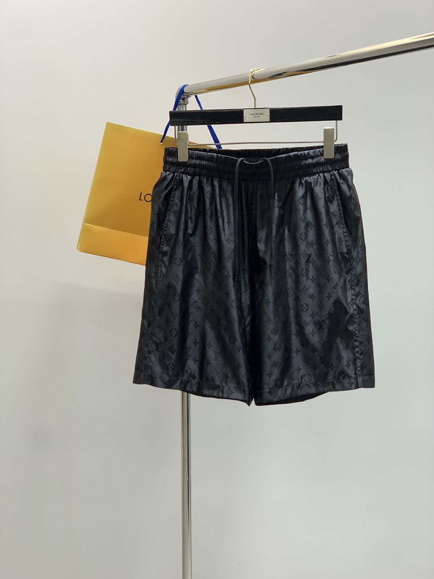 NO:433328,,LouisVuitton, the latest model in summer 2025, available at the counter at the same time, original singles, fashionable casual shorts, very distinctive on the upper body!  Eye-catching and highlighted, imported original fabric, top-level jacquard craft letter pattern decoration logo, original hardware and auxiliary materials decoration, simple but not lacking in fashion, classic and atmospheric, comfortable and breathable, handsome and stylish on the upper body, 3-digit S-XL,, louis vuitton, louis vuitton, shorts, alexander wang19860909,LouisVuitton 路易威登,2025夏季最新款,专柜同步有售,原单狠货,时尚休闲短裤,上身很有特点！吸睛而有亮点,进口原版面料,顶级提花工艺字母图案装饰Logo,原版五金辅料装饰,简单而不失时尚,经典大气,舒适透气,上身帅气有型,3码数S-XL,,louis vuitton,louis vuitton,shorts,alexander wang,Men's clothing