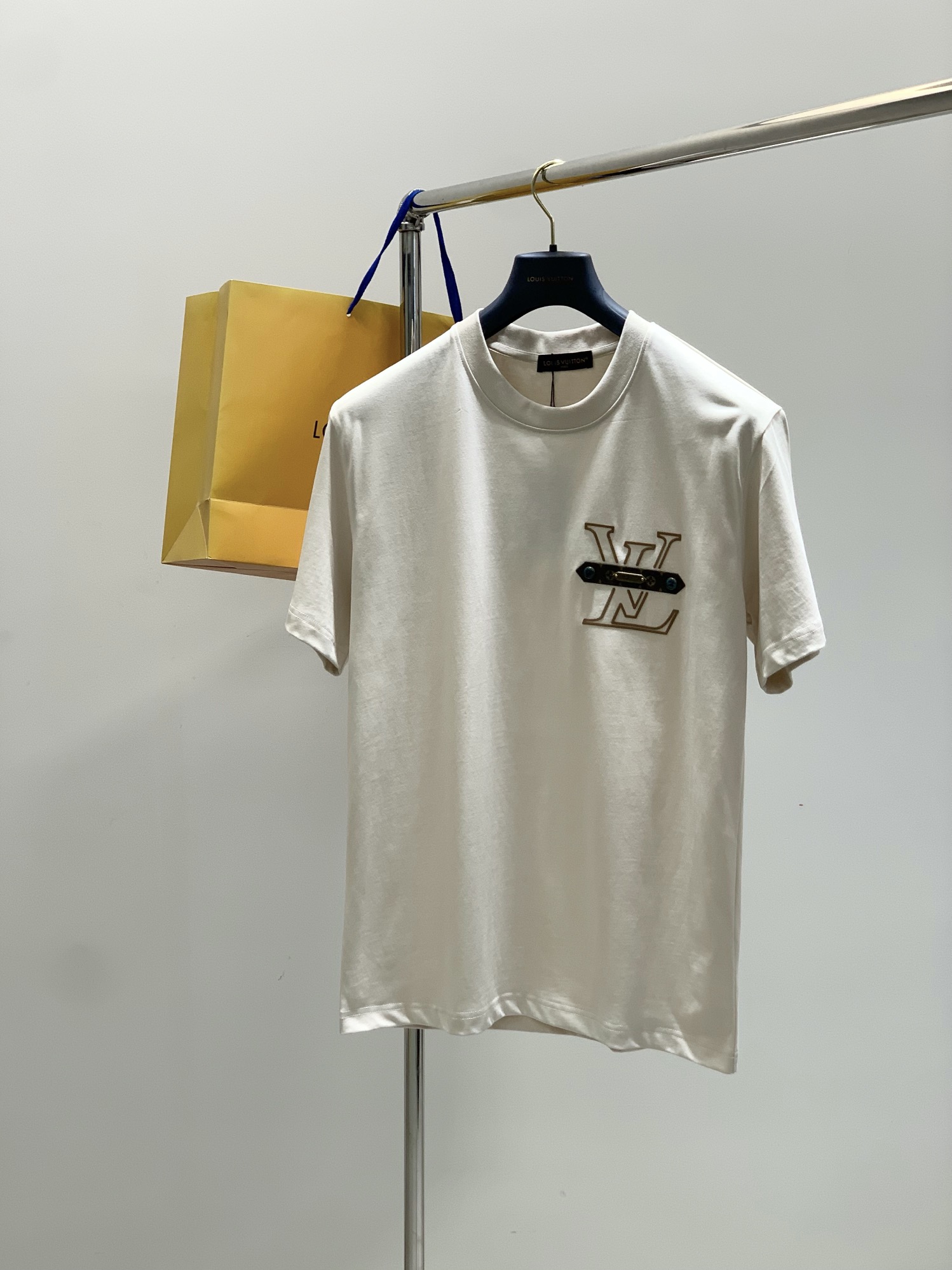 NO:433258,,LouisVuitton, the latest model for summer 2025, available at the counter at the same time, original singles, fashionable and casual round neck short-sleeved T-shirt, very distinctive on the upper body!  Eye-catching and highlighted, imported original fabric, top-level printing craft letter pattern decorative logo, simple but not lacking in fashion, classic and atmospheric, comfortable and breathable, handsome and stylish on the upper body, 2 colors recommended, code number M-3XL,, louis vuitton, louis vuitton, T-shirt,tees, t-shirt,alexander wang19860909,LouisVuitton 路易威登,2025夏季最新款,专柜同步有售,原单狠货,时尚休闲圆领短袖T恤,上身很有特点！吸睛而有亮点,进口原版面料,顶级印花工艺字母图案装饰Logo,简单而不失时尚,经典大气,舒适透气,上身帅气有型,2色推荐,码数M-3XL,,louis vuitton,louis vuitton,T-shirt,tees，t-shirt,alexander wang,Men's clothing