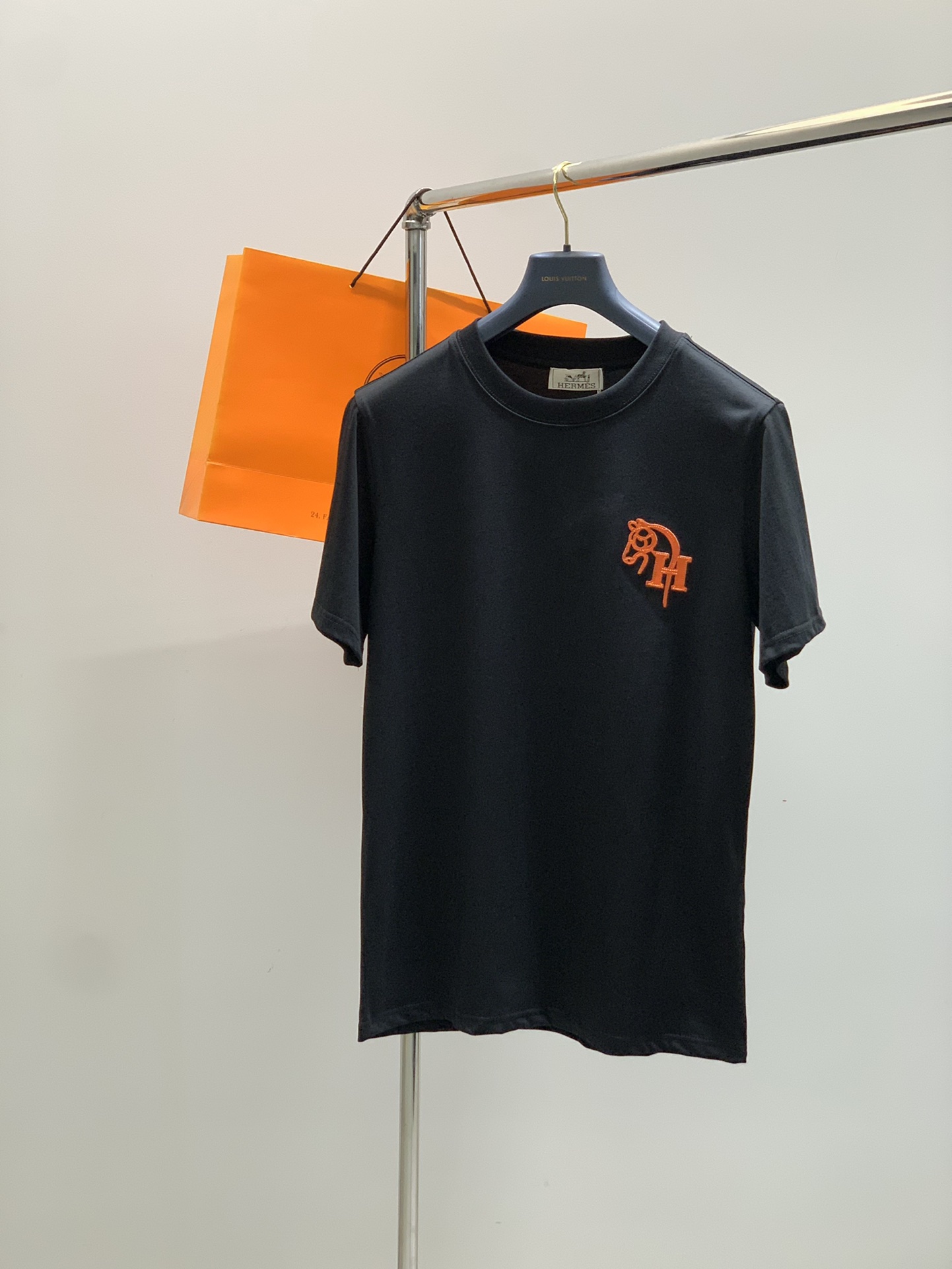 NO:452620,,Hermès Hermès, the latest summer products, special counters are available at the same time, original singles, fashionable and casual round neck short-sleeved T-shirt, customized imported original fabric, comfortable and breathable, top-grade embroidery craft letter pattern decoration logo, top body handsome and stylish, 2 colors recommended, code number M-3XL, hermes, hermes, T-shirt, tees, t-shirt, alexander wang19860909,Hermès 爱马仕,夏季最新品,专柜同步有售,原单狠货,时尚休闲圆领短袖T恤,定制进口原版面料,舒适透气,顶级刺绣工艺字母图案装饰logo, 上身帅气有型,2色推荐,码数M-3XL,,hermes,hermes,T-shirt,tees，t-shirt,alexander wang,Men's clothing