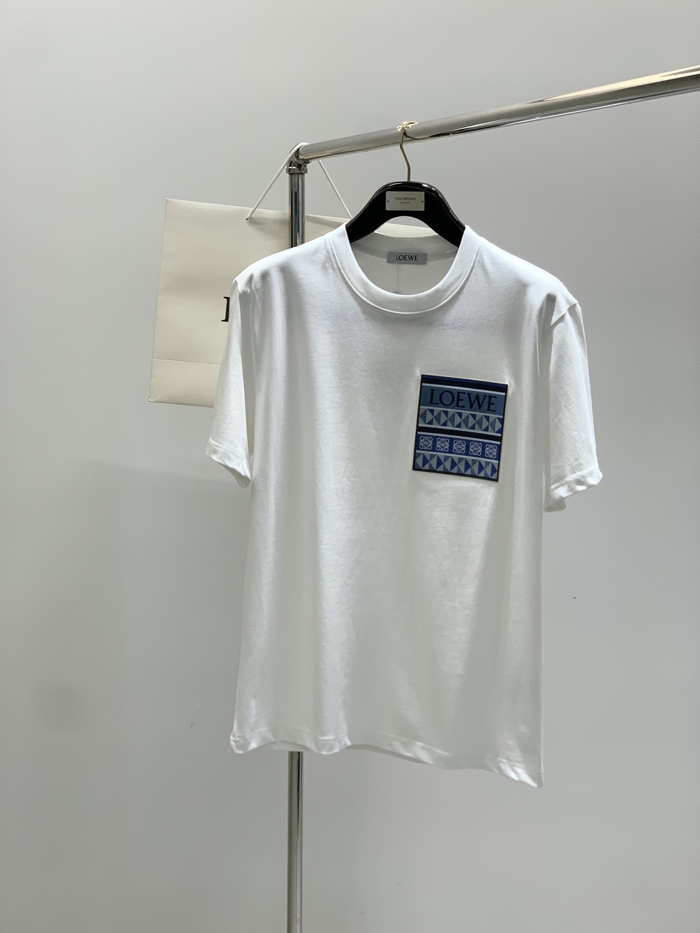 NO:440165,,Loewe, the latest model for summer 2025, available at the counter at the same time, original single product, fashionable and casual round neck short-sleeved T-shirt, very distinctive on the upper body!  Eye-catching and highlighted, imported original fabric, top-level printing craft letter pattern decorative logo, simple but not lacking in fashion, classic and atmospheric, comfortable and breathable, handsome and stylish on the upper body, 2 colors recommended, code number M-3xl,,loewe,loewe,T-shirt,tees,t-shirt,alexander wang19860909,Loewe 罗意威,2025夏季最新款,专柜同步有售,原单狠货,时尚休闲圆领短袖T恤,上身很有特点！吸睛而有亮点,进口原版面料,顶级印花工艺字母图案装饰Logo,简单而不失时尚,经典大气,舒适透气,上身帅气有型,2色推荐,码数M-3xl,,loewe,loewe,T-shirt,tees，t-shirt,alexander wang,Men's clothing