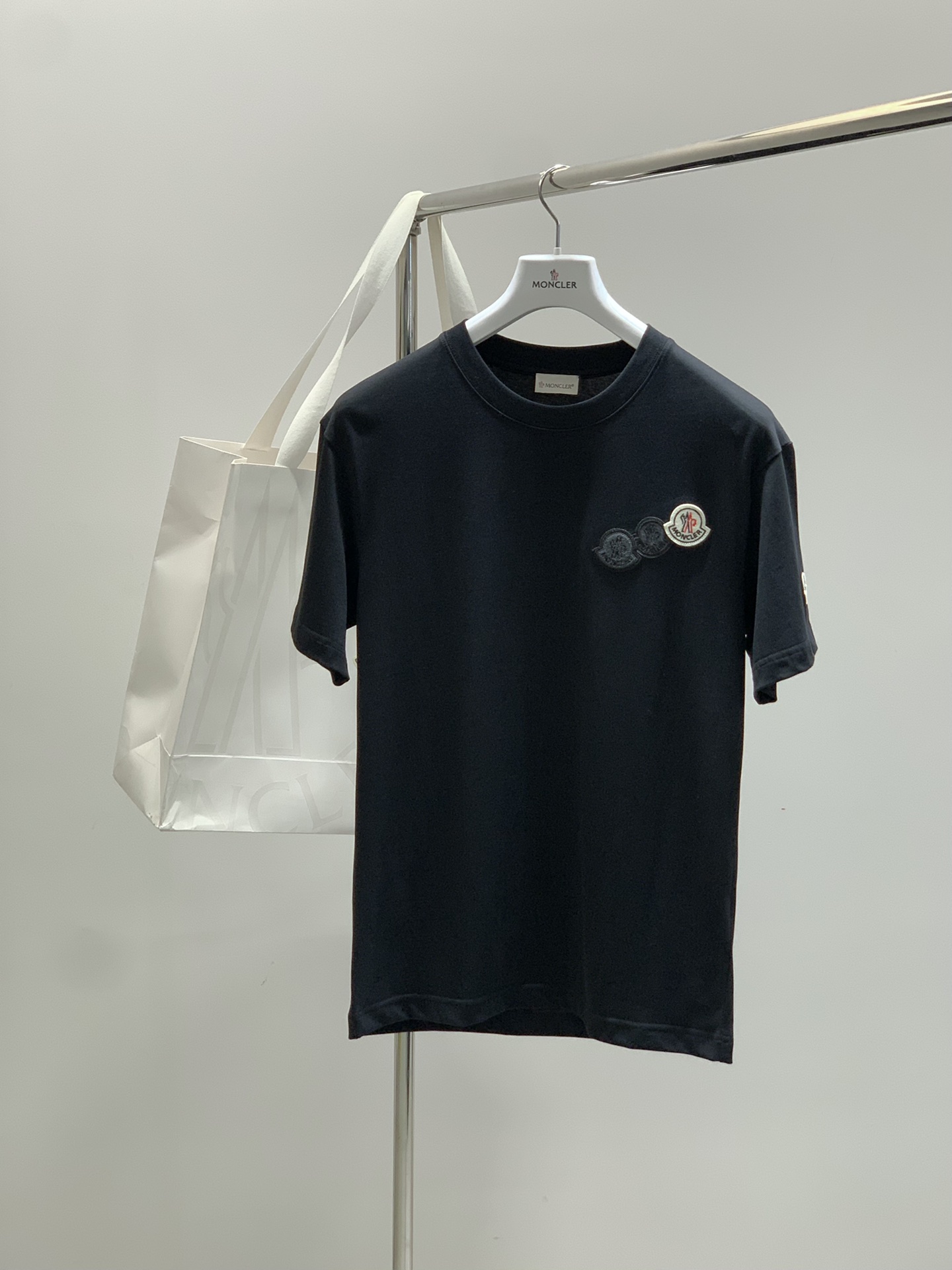 NO:433277,,Moncler cover, the latest product in 2025 summer, the counter is available for sale in the original order, fashionable and casual round neck short-sleeved T-shirt, comfortable upper body!  Eye-catching and highlighted, using imported original fabric, top-grade embroidery craft letter pattern logo, simple but not lacking in fashion, fashionable and handsome on the upper body, 2 colors recommended, code number M-3XL, Moncler, T-shirt,tees, t-shirt,alexander wang19860909,Moncler 蒙口,2025夏季最新品,专柜同步有售原单狠货,时尚休闲圆领短袖T恤,上身舒适！吸睛而有亮点,采用进口原版面料,顶级刺绣工艺字母图案logo,简单而不失时尚,上身时尚帅气,2色推荐,码数M-3XL,,Moncler,T-shirt,tees，t-shirt,alexander wang,Men's clothing