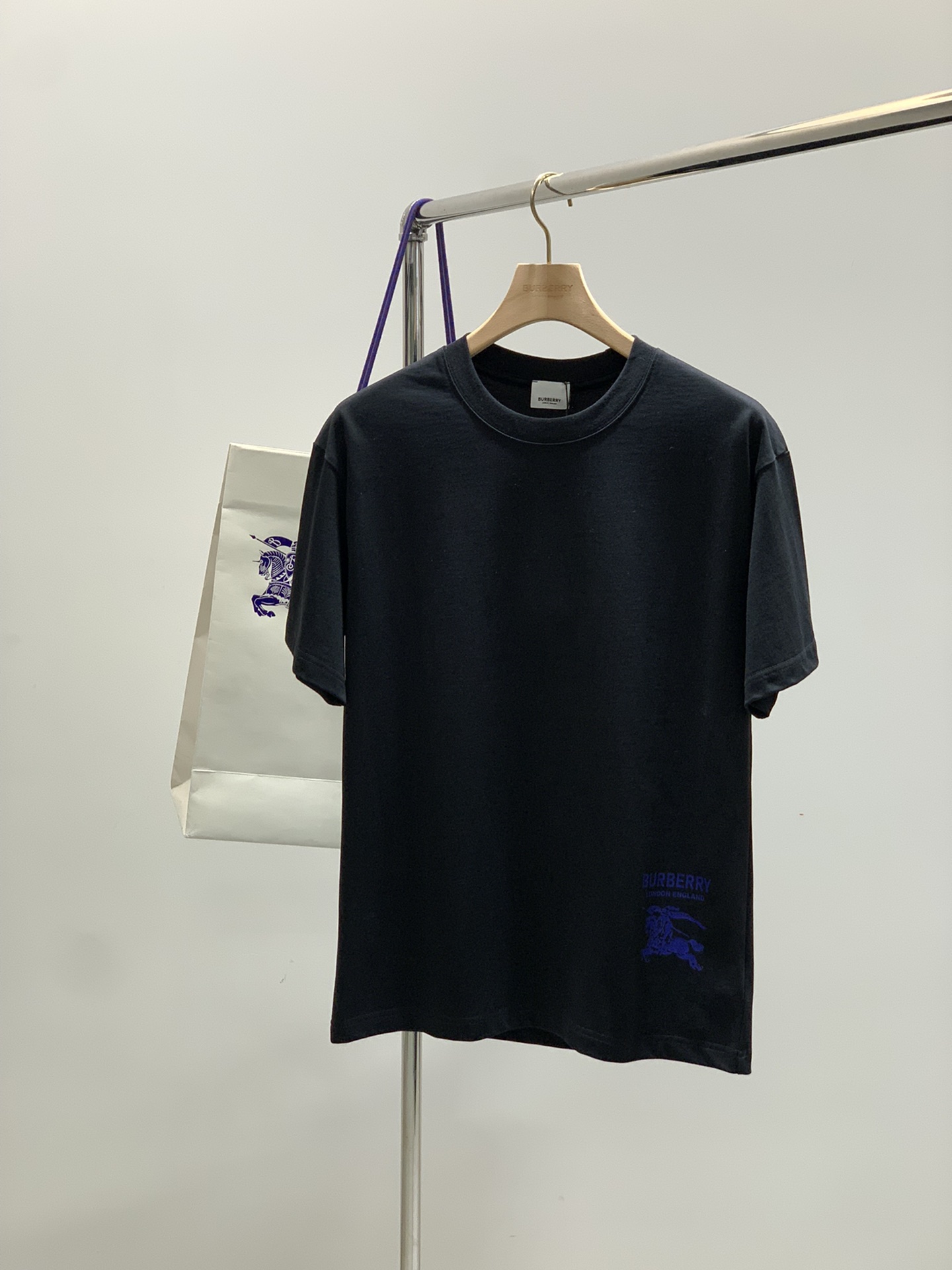 NO:452615,,Burberry Burberry, the latest summer products, available at the counter at the same time, original singles, fashionable and casual round neck short-sleeved T-shirt, imported original fabric, comfortable and breathable upper body, top printing craft letter pattern decoration logo, extremely high grade, comfortable and versatile, top body handsome, 2 colors recommended, code number M-3Xl, ,burberry, burberry, T-shirt,tees, t-shirt,alexander wang19860909,Burberry 巴宝莉,夏季最新品,专柜同步有售,原单狠货,时尚休闲圆领短袖T恤,进口原版面料,上身舒适透气,顶级印花工艺字母图案装饰logo,档次极高,舒适百搭,上身帅气十足,2色推荐,码数M-3Xl,,burberry,burberry,T-shirt,tees，t-shirt,alexander wang,Men's clothing